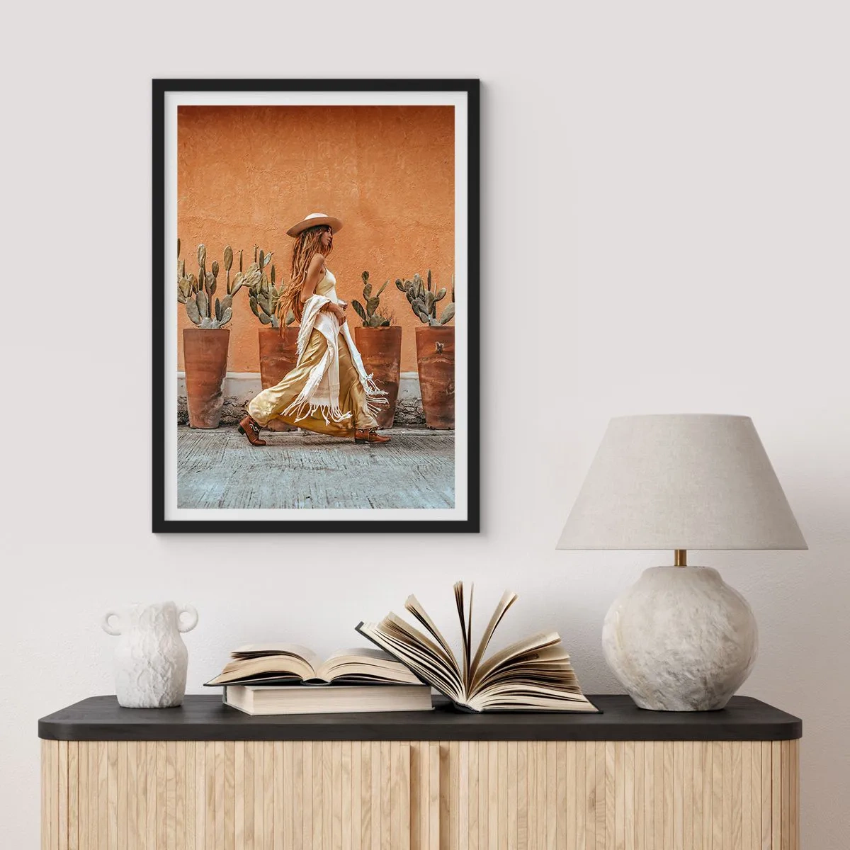 Poster in einem schwarzem Rahmen - Stilvolle Frau mit Hut vor dem Hintergrund von Kakteen - 50x70cm - Hippie-Stil - Moderne Wanddekoration für Wohnzimmer und Schlafzimmer ARTTOR