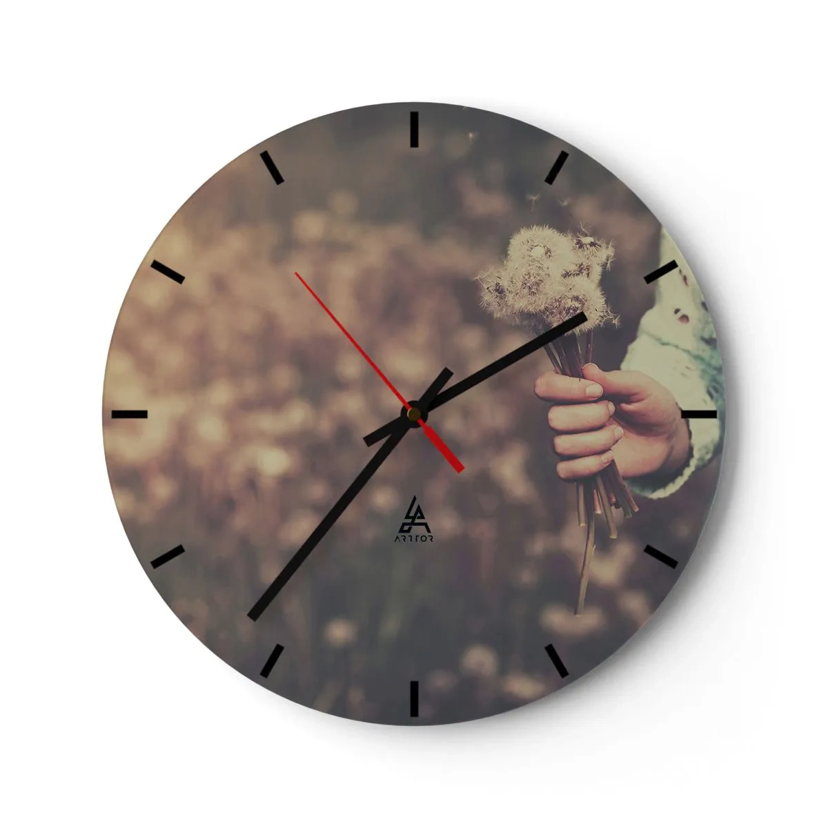 Wanduhr - Glasuhr - Eine Hand hält einen Strauß Löwenzahn vor einem verschwommenen Feld - 30x30cm - Bitte behalte sie - Moderne Wanddekoration für Wohnzimmer, Küche und Schlafzimmer ARTTOR
