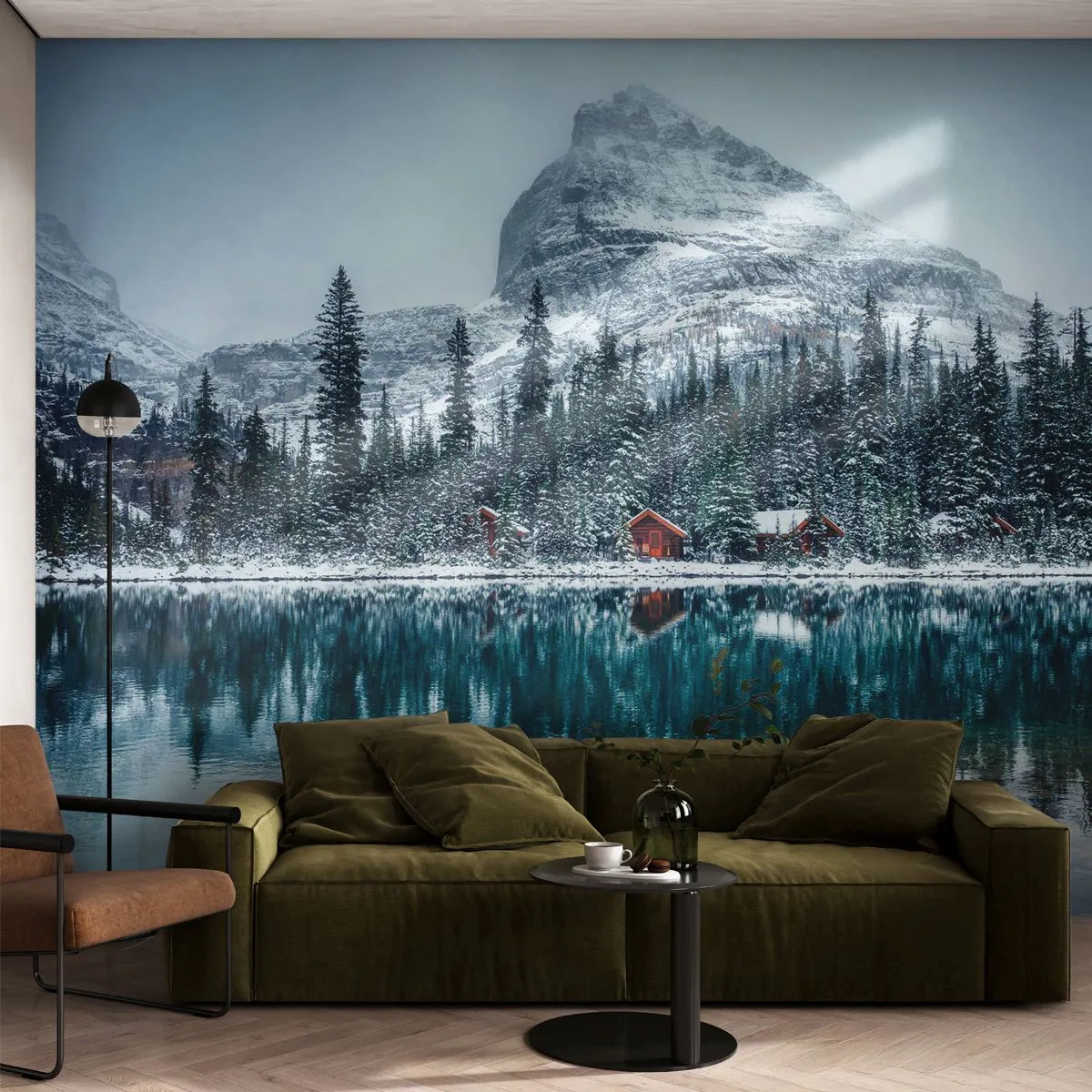Fototapete Premium Sand - Ein verschneiter Wald und eine Berghütte an einem türkisfarbenen See - 100x70cm - Kanadischer Rückzug - Moderne Wanddekoration für Wohnzimmer und Schlafzimmer ARTTOR