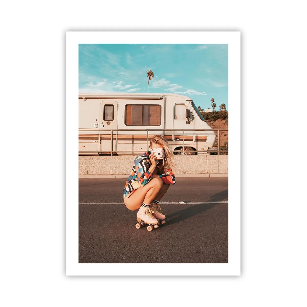 Poster - Ein Mädchen auf Rollschuhen mit einer Kamera vor einem Wohnmobil - 50x70cm - Lächel bitte! - Moderne Wanddekoration für Wohnzimmer und Schlafzimmer ARTTOR