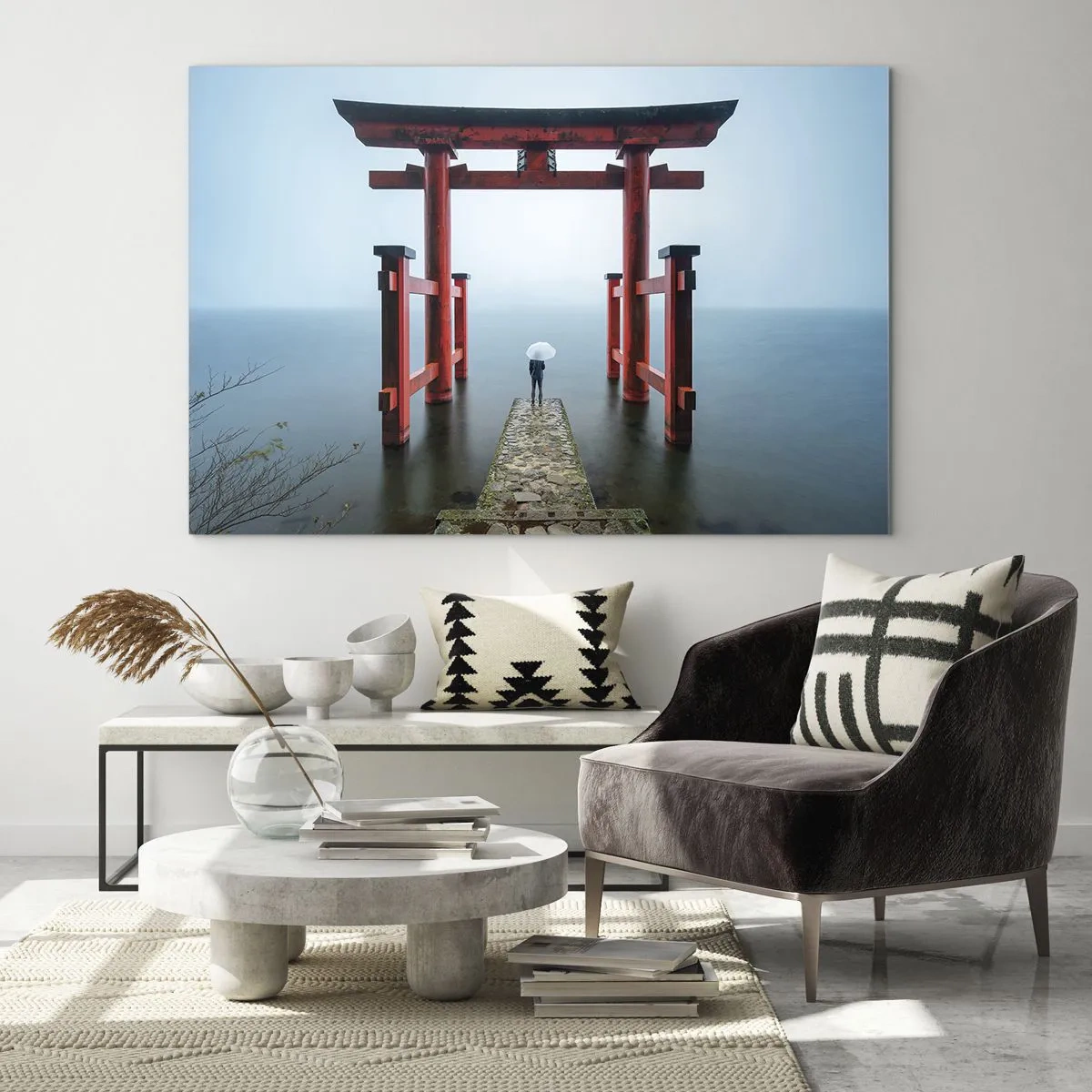 Glasbild - Bild auf glas - Ein rotes Torii über ruhigem Wasser in einer nebligen Umgebung - 100x70cm - Japanische Träumerei - Moderne Wanddekoration für Wohnzimmer und Schlafzimmer ARTTOR