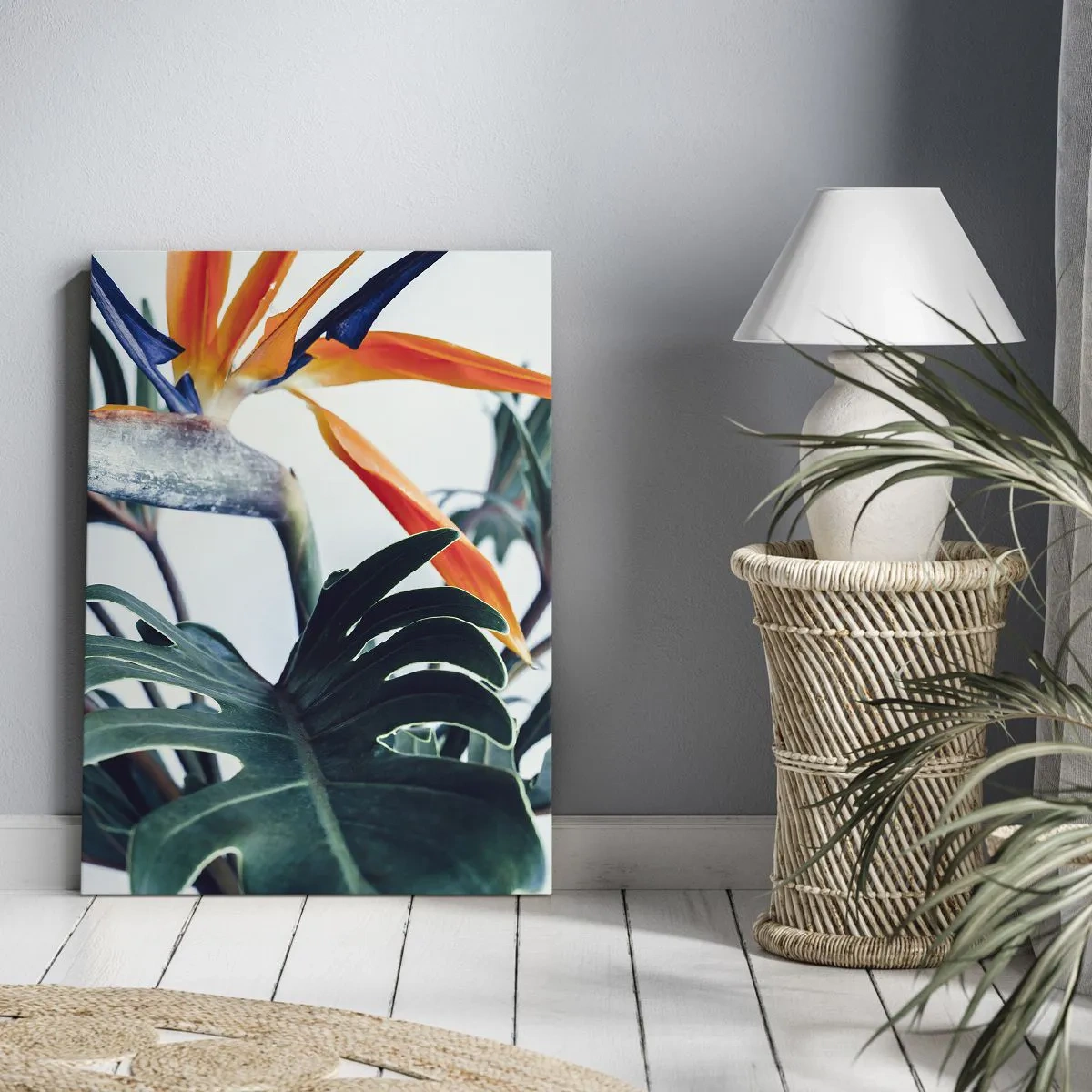 Bild auf Leinwand - Leinwandbild - Strelitzia-Blüte, umgeben von Blättern in hellem Licht - 70x100cm - Vogelbusch - Moderne Wanddekoration für Wohnzimmer und Schlafzimmer ARTTOR