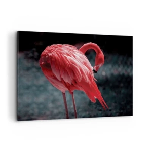 Bild auf Leinwand - Leinwandbild - Ein rosa Flamingo auf dunkelgrünem Hintergrund - 100x70cm - Ein purpurrotes Gedicht der Natur - Moderne Wanddekoration für Wohnzimmer und Schlafzimmer ARTTOR