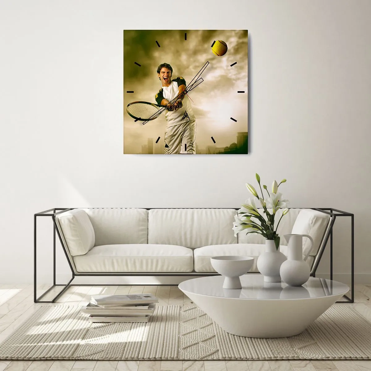 Wanduhr - Glasuhr - Tennisspieler in Aktion während eines Spiels vor dem Hintergrund einer urbanen Landschaft - 30x30cm - Energie und Freude - Moderne Wanddekoration für Wohnzimmer und Schlafzimmer ARTTOR