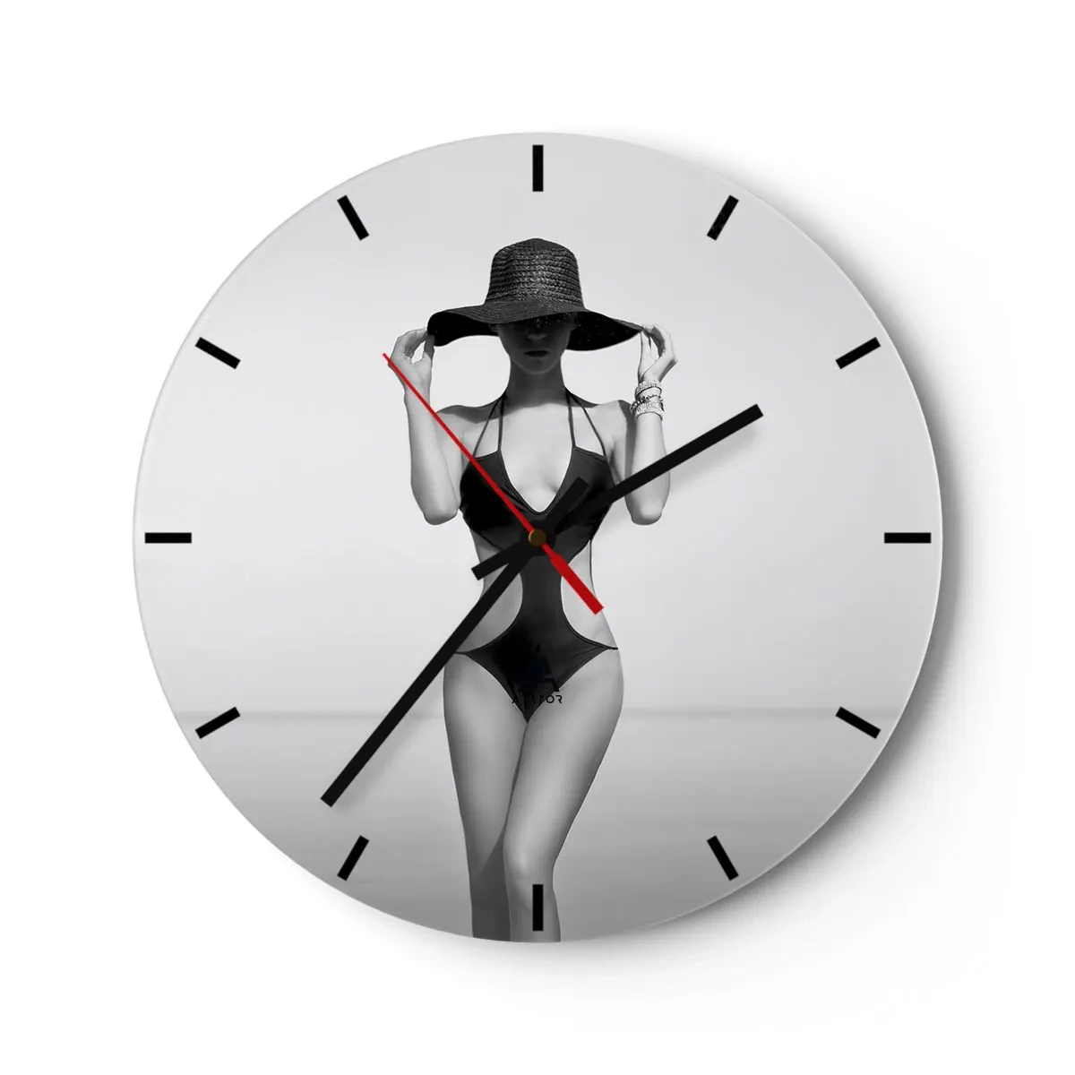 Wanduhr - Glasuhr - Eine Frau in einem schwarzen Badeanzug und Hut vor dem Meer - 30x30cm - Mein Name ist: Eleganz - Moderne Wanddekoration für Wohnzimmer, Küche und Schlafzimmer ARTTOR