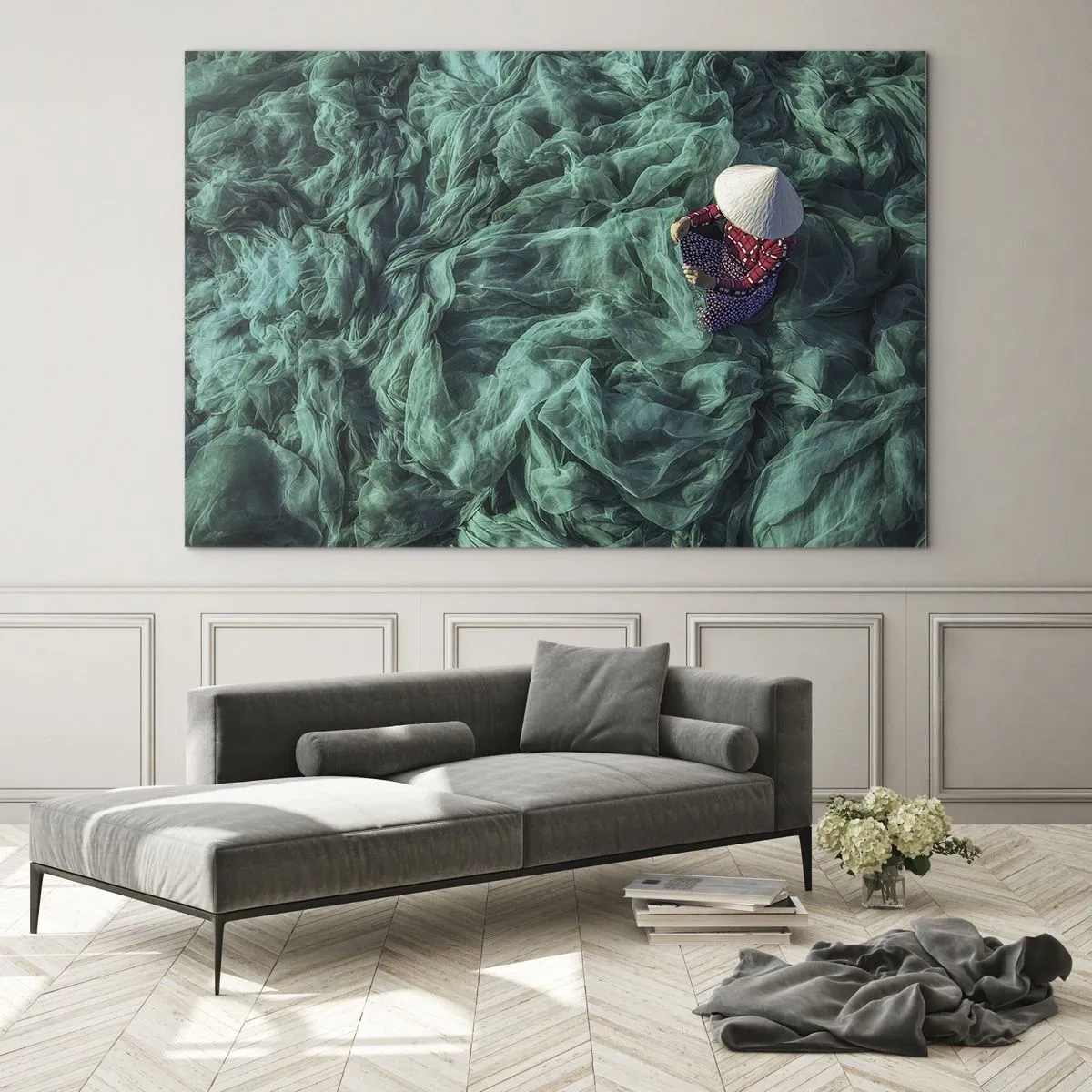 Glasbild - Bild auf glas - Eine Frau mit traditionellem Hut flickt Netze - 100x70cm - In einem Meer aus Netzen - Moderne Wanddekoration für Wohnzimmer und Schlafzimmer ARTTOR