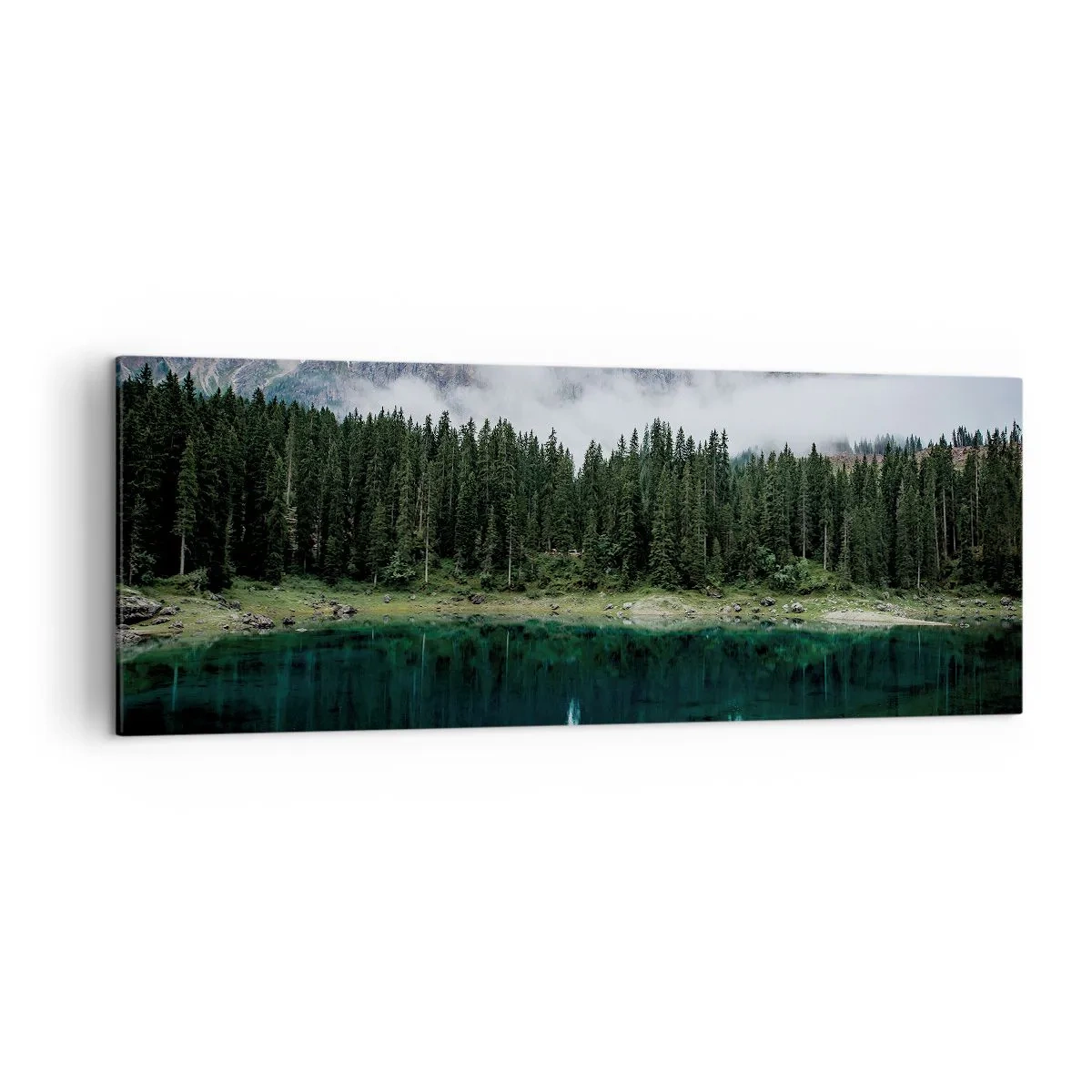 Bild auf Leinwand - Leinwandbild - Eine Berglandschaft mit einem Wald und einem See, in dem sich der Himmel spiegelt - 140x50cm - Leise, leise, lass uns das Trinkwasser nicht wecken ... - Moderne Wanddekoration für Wohnzimmer und Schlafzimmer ARTTOR