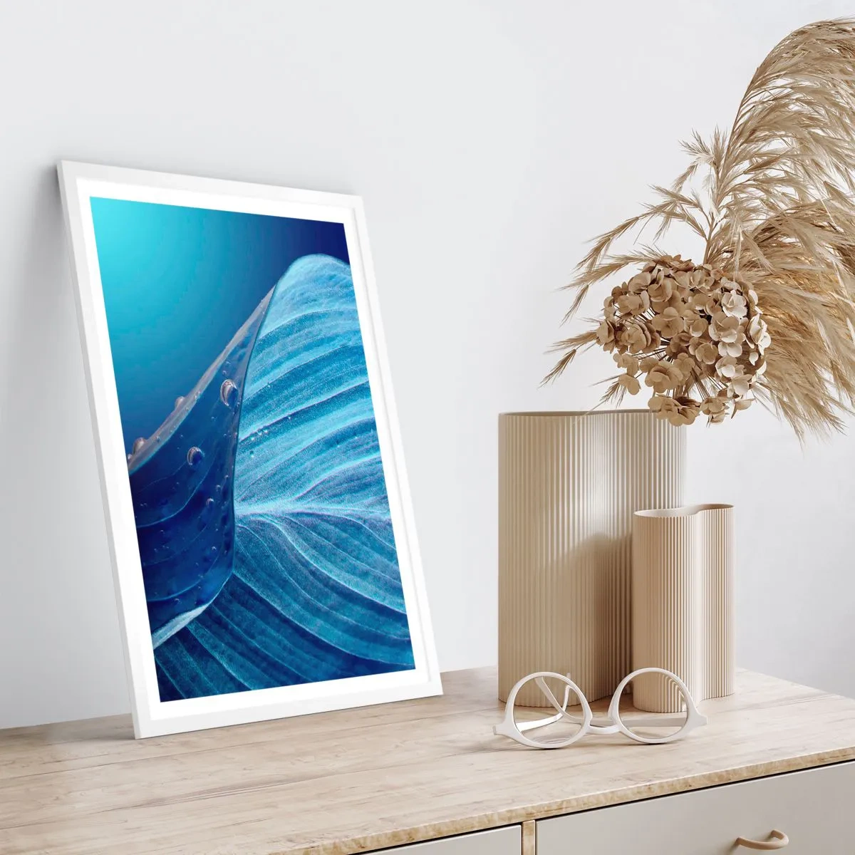 Poster in einem weißen Rahmen - Versteckte Tropfen vom Blau - 30x40 cm