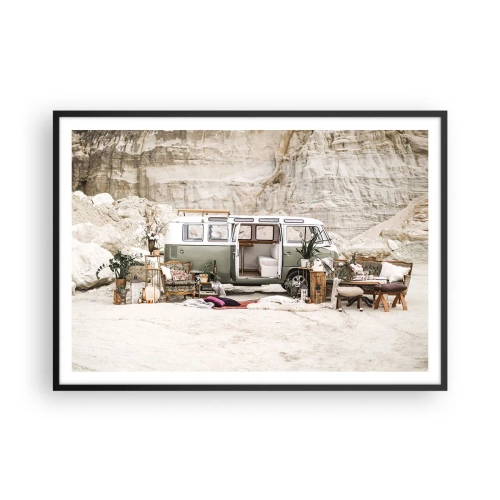 Poster in einem schwarzem Rahmen - Ein Retro-Camper im Boho-Design vor einer felsigen Landschaft. - 100x70cm - Es ist die Zeit, die Reise zu beginnen - Moderne Wanddekoration für Wohnzimmer und Schlafzimmer ARTTOR