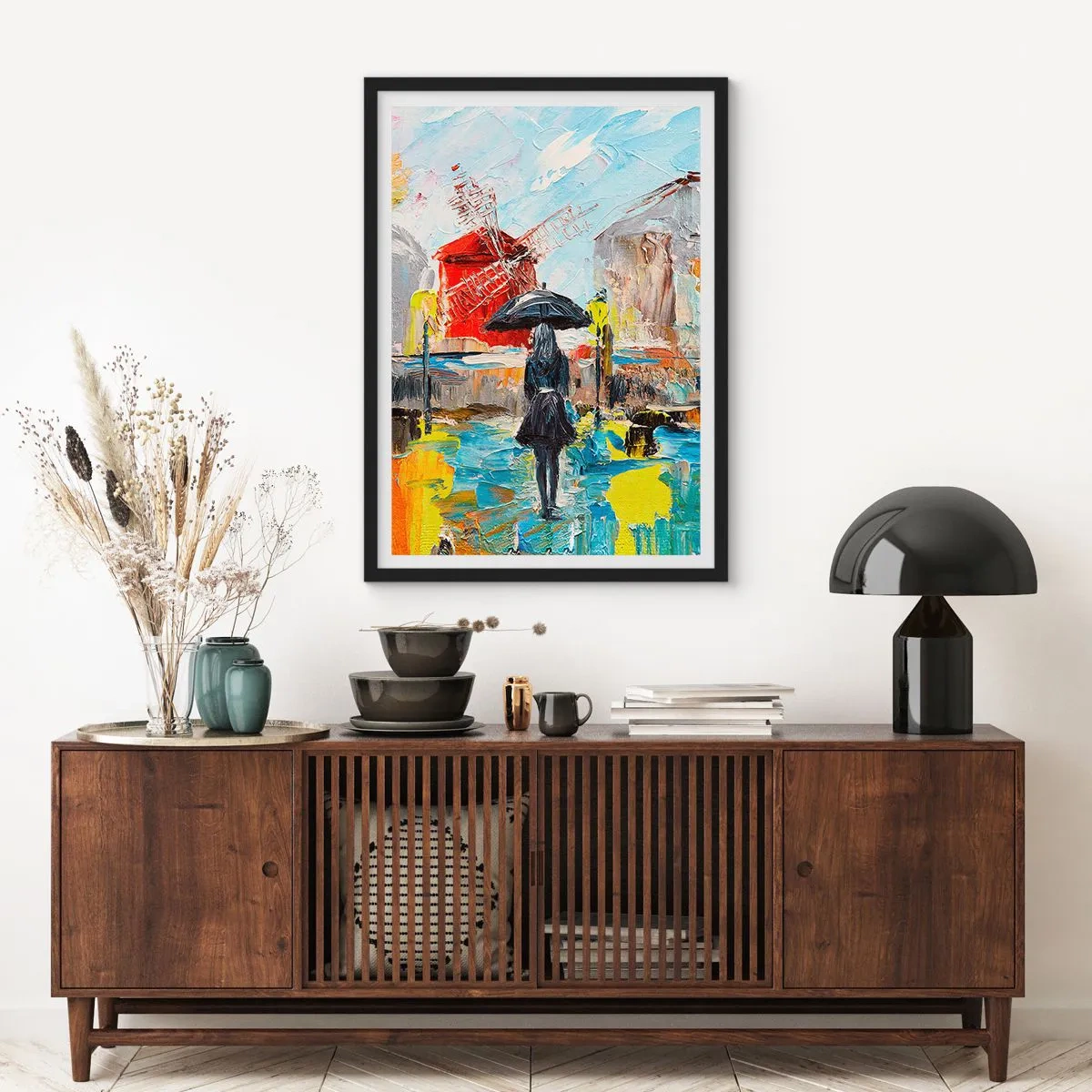 Poster in einem schwarzem Rahmen - Eine Frau mit einem Regenschirm vor der Kulisse einer Stadt im Regen - 50x70cm - Pariser Legenden - Moderne Wanddekoration für Wohnzimmer und Schlafzimmer ARTTOR