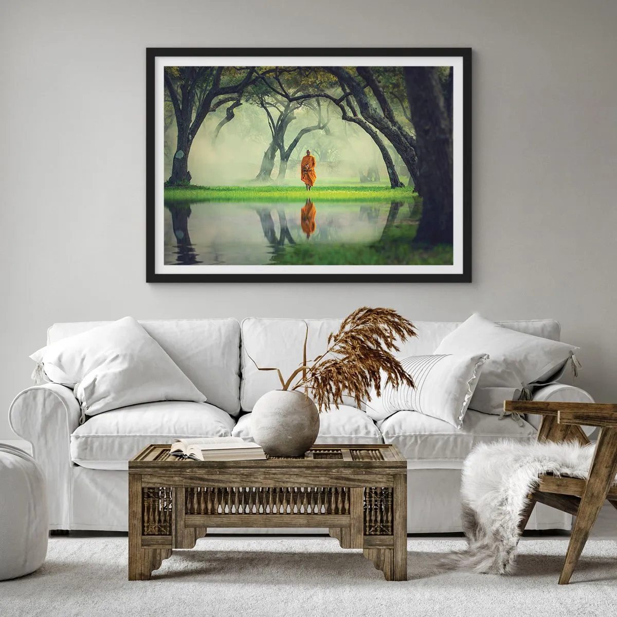 Poster in einem schwarzem Rahmen - Ein Mönch in einer orangefarbenen Robe in einem Wald mit nebligem Hintergrund und Spiegelung im Wasser. - 70x50cm - Auf dem Weg zur Erleuchtung - Moderne Wanddekoration für Wohnzimmer und Schlafzimmer ARTTOR