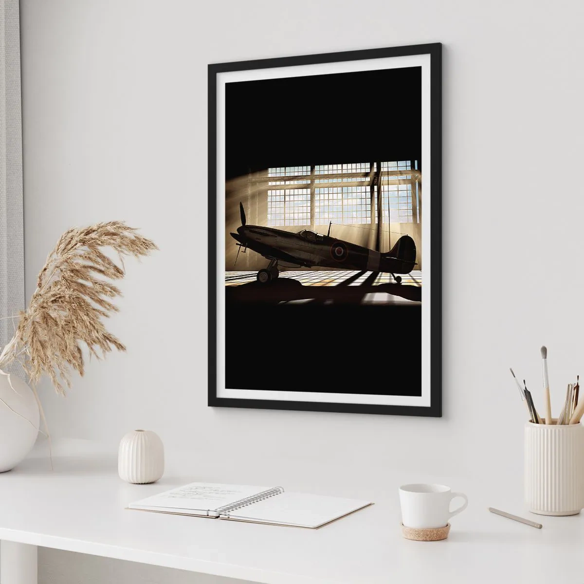 Poster in einem schwarzem Rahmen - Historisches Flugzeug im Hangar mit Sonnenstrahlen - 50x70cm - Die Ruhe eines Kriegers - Moderne Wanddekoration für Wohnzimmer und Schlafzimmer ARTTOR