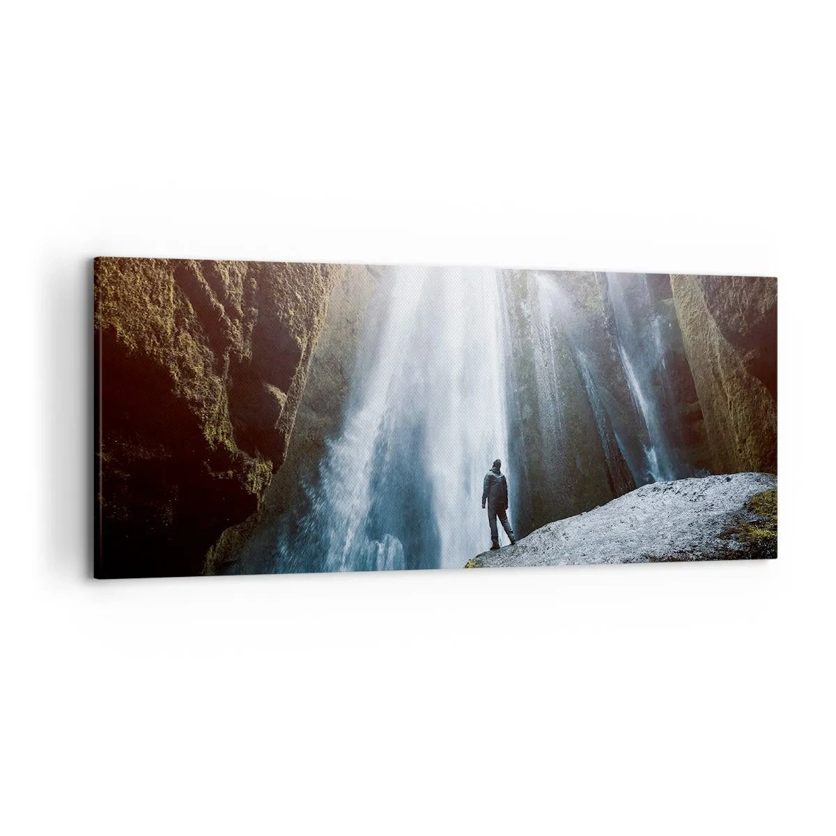 Bild auf Leinwand - Leinwandbild - Eine Figur vor der Kulisse eines majestätischen Wasserfalls in einer felsigen Schlucht - 120x50cm - Wiederherstellung der Proportionen - Moderne Wanddekoration für Wohnzimmer und Schlafzimmer ARTTOR