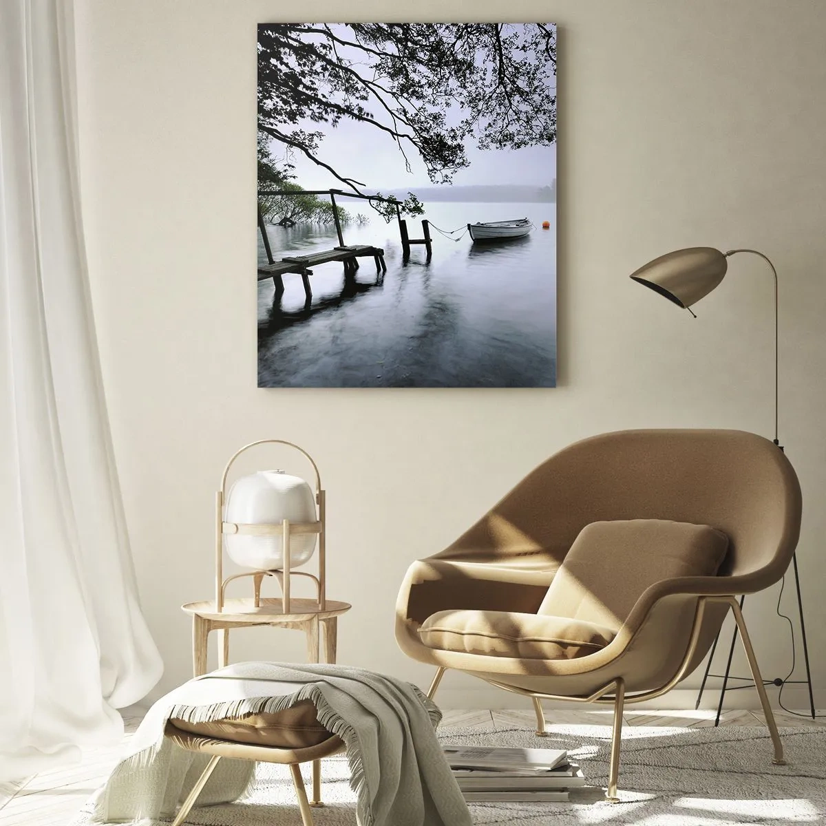 Glasbild - Bild auf glas - Ein Steg über dem Wasser mit einem Boot im Hintergrund, umgeben von einer nebligen Landschaft - 70x100cm - Du ruhst dich schon aus - Moderne Wanddekoration für Wohnzimmer und Schlafzimmer ARTTOR