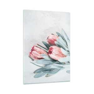 Glasbild - Bild auf glas - Drei pastellfarbene Protea-Blüten mit Blättern auf hellem Hintergrund - 50x70cm - Schämen sich für ihre eigene Schönheit - Moderne Wanddekoration für Wohnzimmer und Schlafzimmer ARTTOR