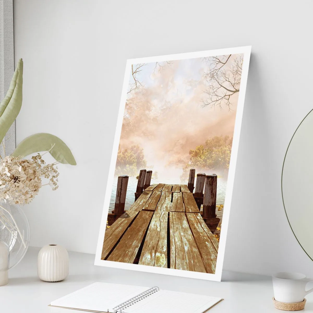 Poster - Ein alter Holzsteg über einem See in nebliger Umgebung - 50x70cm - Die milde Traurigkeit des Herbstes - Moderne Wanddekoration für Wohnzimmer und Schlafzimmer ARTTOR