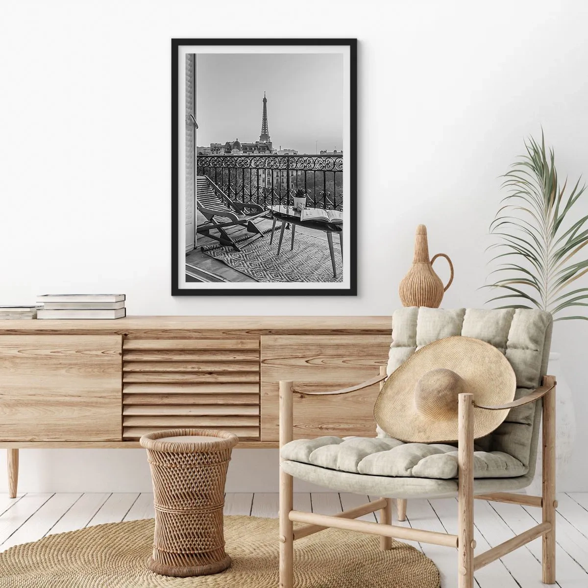 Poster in einem schwarzem Rahmen - Blick auf den Eiffelturm von einem eleganten Pariser Balkon - 50x70cm - Pariser Nachmittag - Moderne Wanddekoration für Wohnzimmer und Schlafzimmer ARTTOR