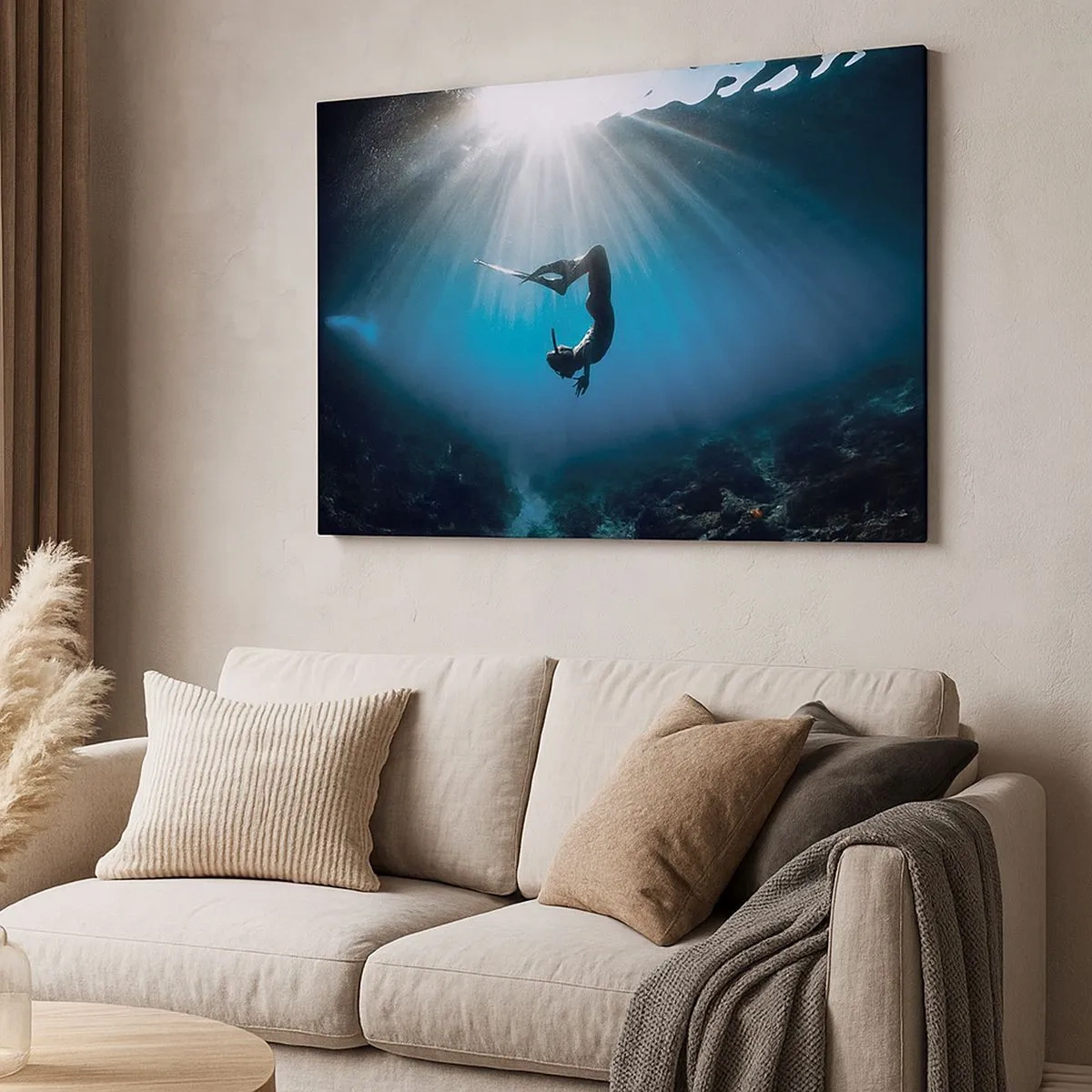 Bild auf Leinwand - Leinwandbild - Ein Taucher, der in einem Lichtstrahl unter Wasser schwimmt - 70x50cm - Tanz unter Wasser - Moderne Wanddekoration für Wohnzimmer und Schlafzimmer ARTTOR