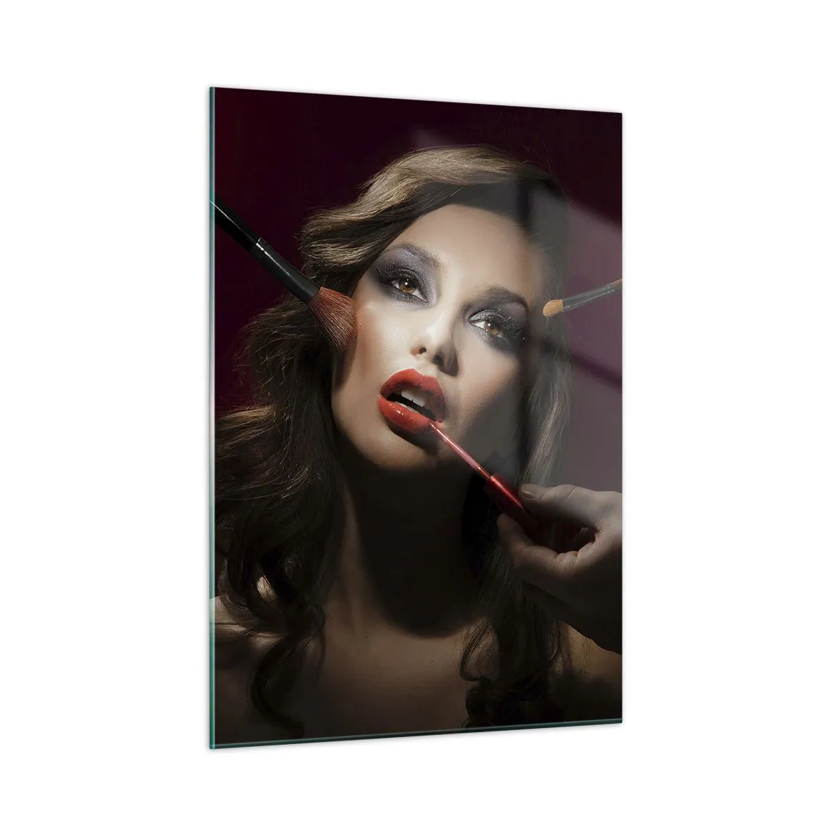 Glasbild - Bild auf glas - Frau beim Schminken vor dunklem Hintergrund - 50x70cm - Verträumt schön - Moderne Wanddekoration für Wohnzimmer und Schlafzimmer ARTTOR