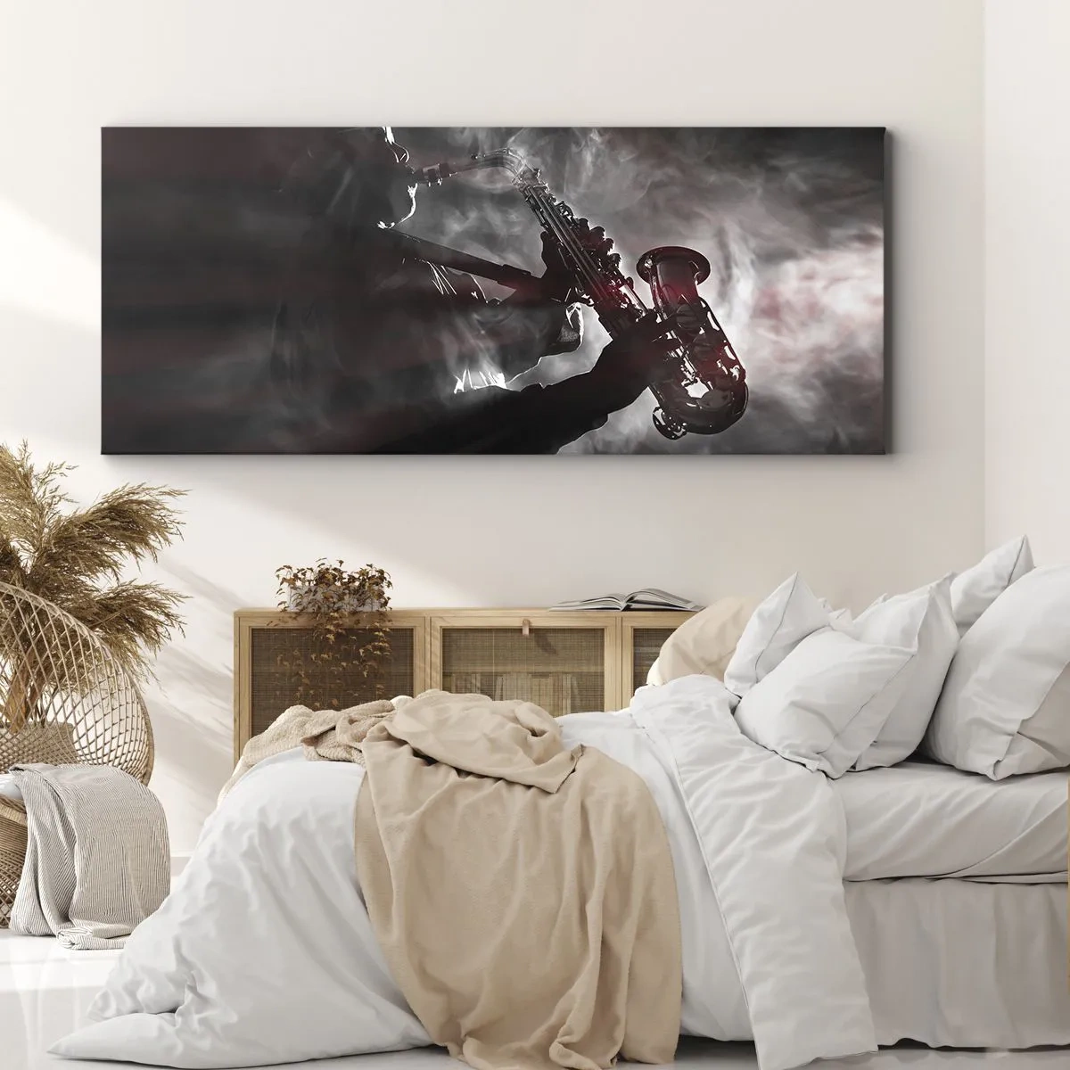 Bild auf Leinwand - Leinwandbild - Saxophonist im Rauch auf der Bühne in stimmungsvollem Schwarz und Rot - 140x50cm - In den Dämpfen des Jazz - Moderne Wanddekoration für Wohnzimmer und Schlafzimmer ARTTOR