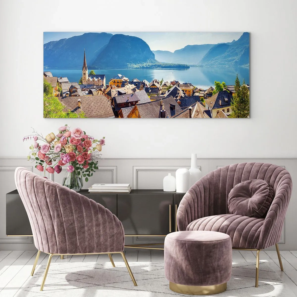 Glasbild - Bild auf glas - Ein malerisches Dorf an einem See, umgeben von Bergen an einem sonnigen Tag - 120x50cm - Es könnte nicht malerischer sein - Moderne Wanddekoration für Wohnzimmer und Schlafzimmer ARTTOR