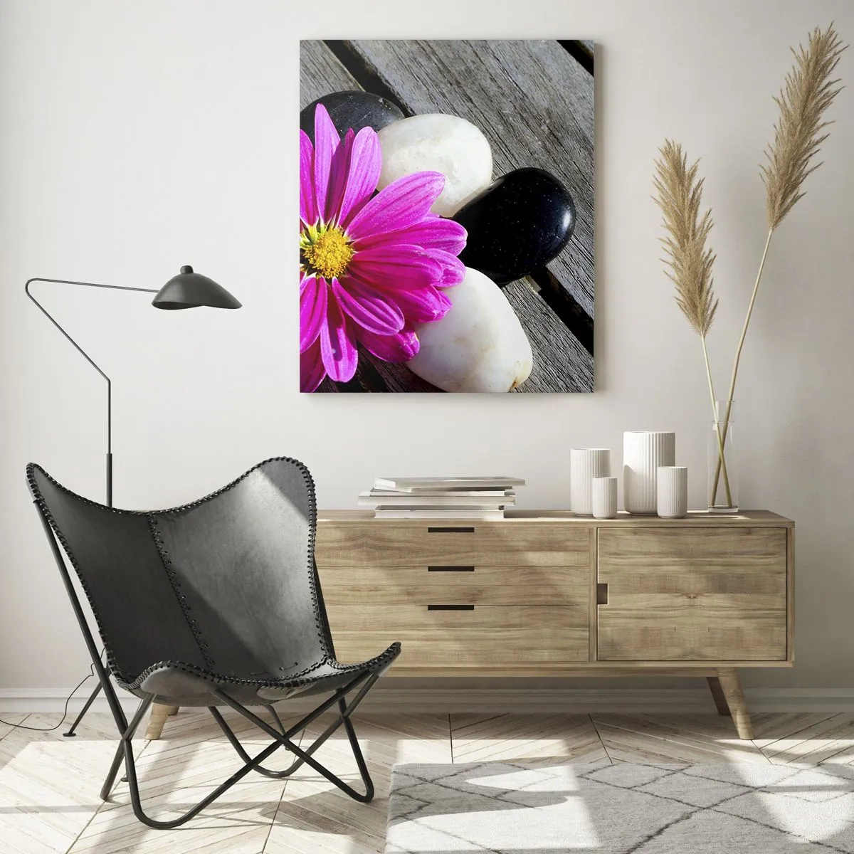 Glasbild - Bild auf glas - Rosa Blume auf einem Hintergrund aus Holzbrettern mit Steinen - 80x120cm - Ruhe auf dem Pier - Moderne Wanddekoration für Wohnzimmer und Schlafzimmer ARTTOR