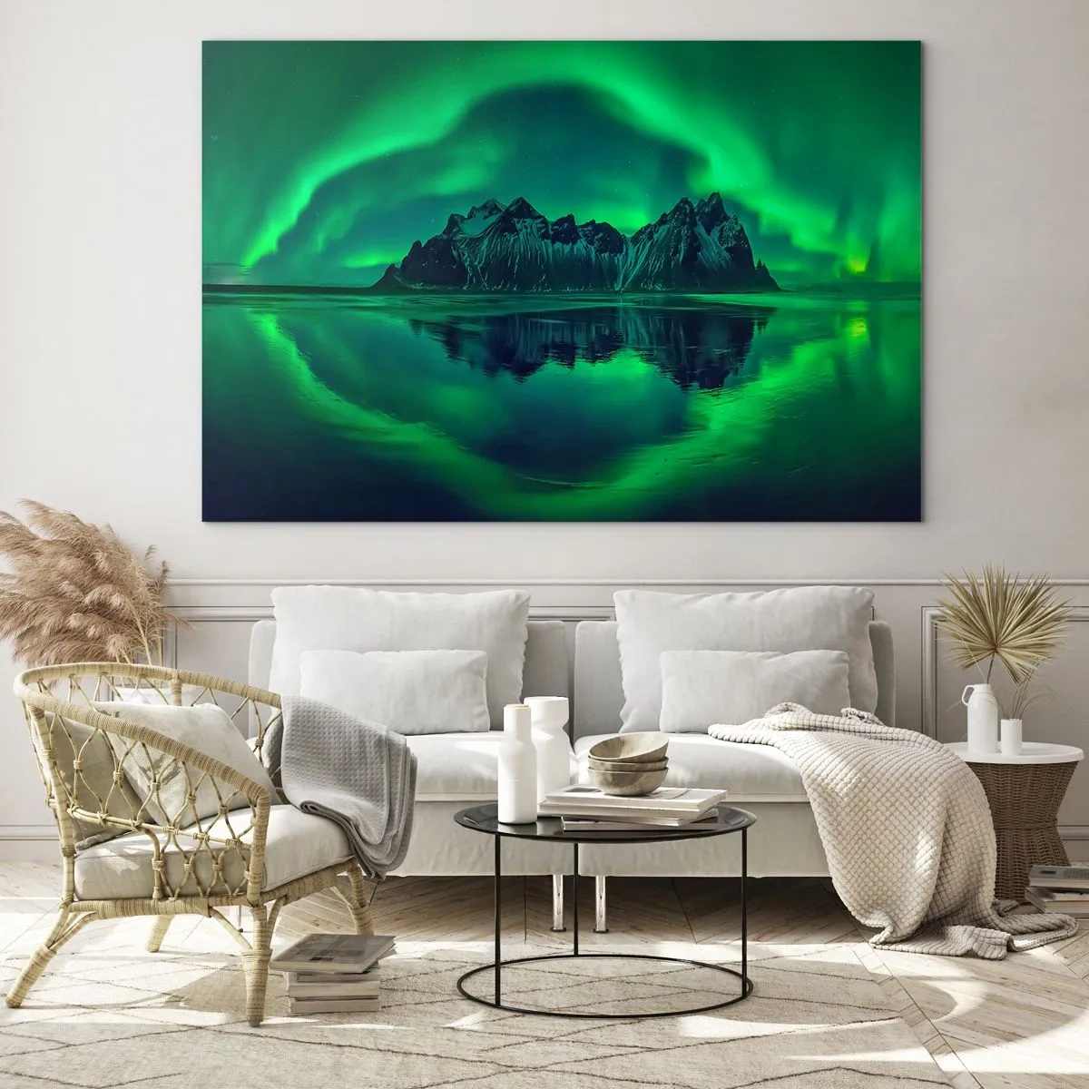 Glasbild - Bild auf glas - Das Nordlicht schwebt über einer Berglandschaft und spiegelt sich im Wasser - 100x70cm - In den Armen der Aurora - Moderne Wanddekoration für Wohnzimmer und Schlafzimmer ARTTOR