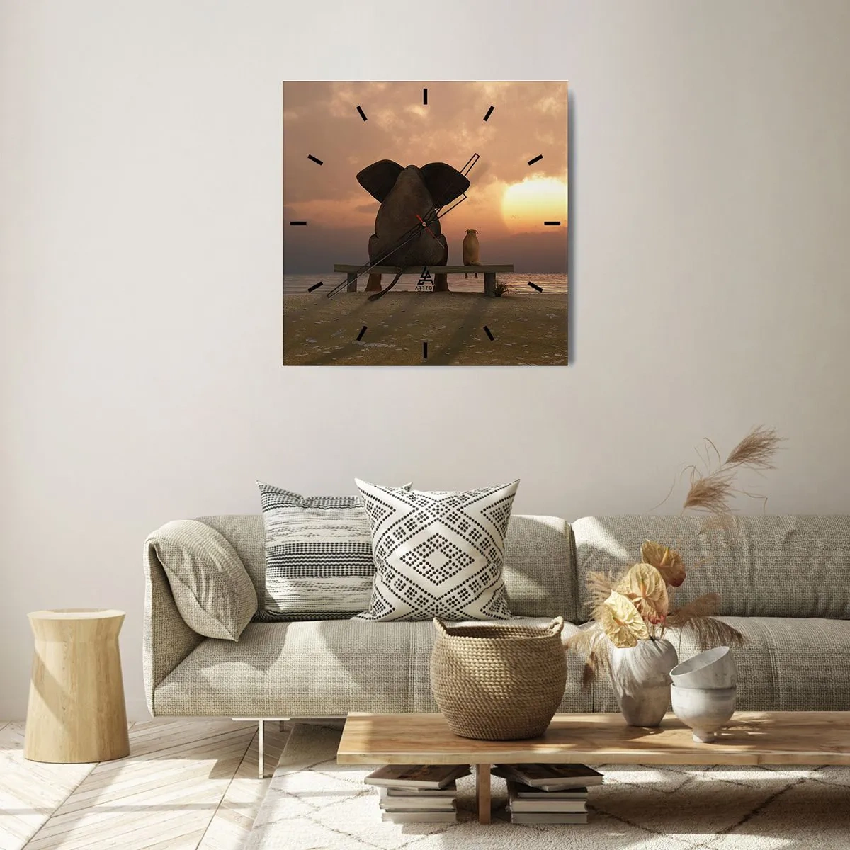 Wanduhr - Glasuhr - Ein Elefant und ein Hund sitzen während des Sonnenuntergangs auf einer Bank am Strand. - 30x30cm - Es tut gut zusammen zu schweigen - Moderne Wanddekoration für Wohnzimmer und Schlafzimmer ARTTOR