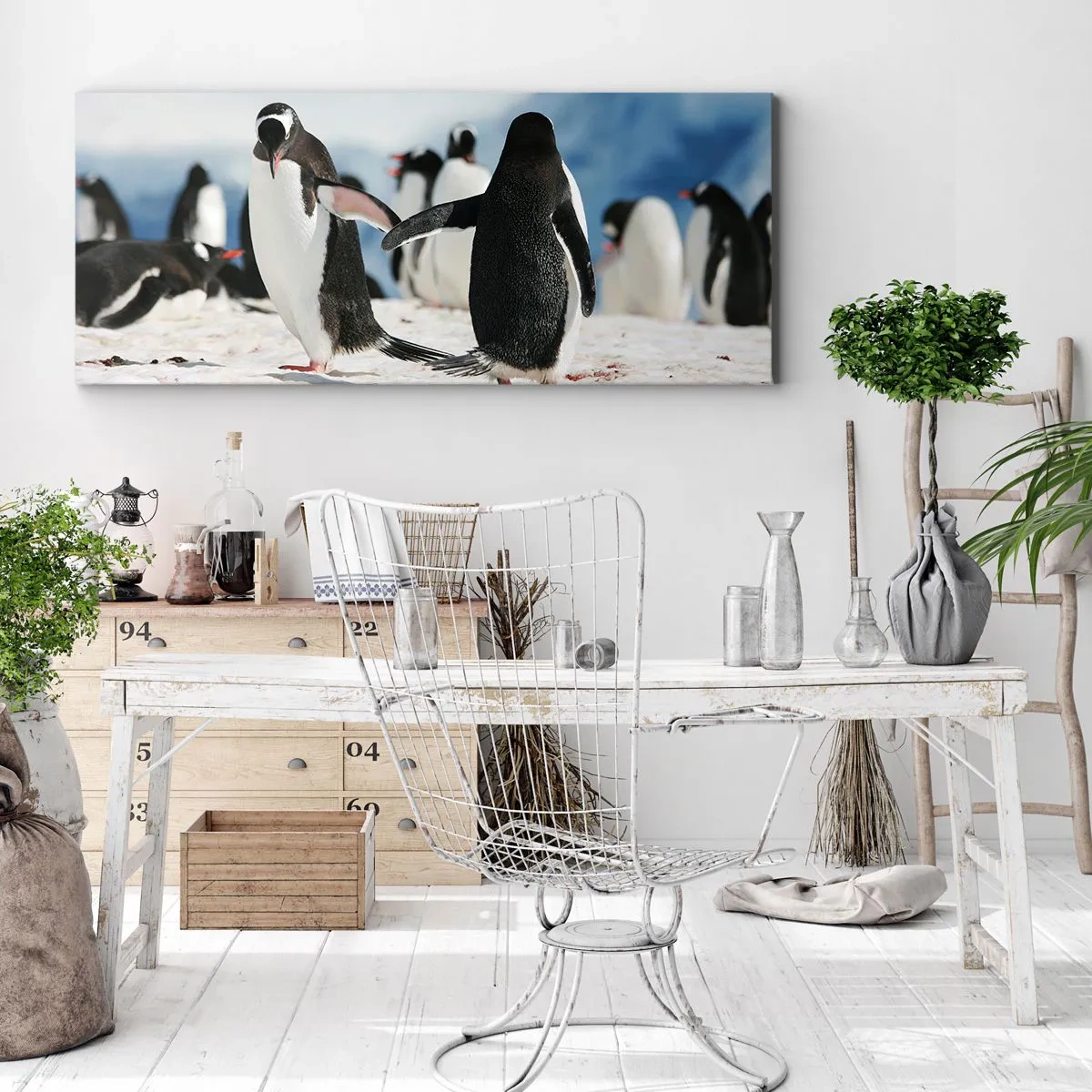 Bild auf Leinwand - Leinwandbild - Eine Gruppe Pinguine im Schnee in einer antarktischen Landschaft - 140x50cm - Tanzen im Schnee - Moderne Wanddekoration für Wohnzimmer und Schlafzimmer ARTTOR