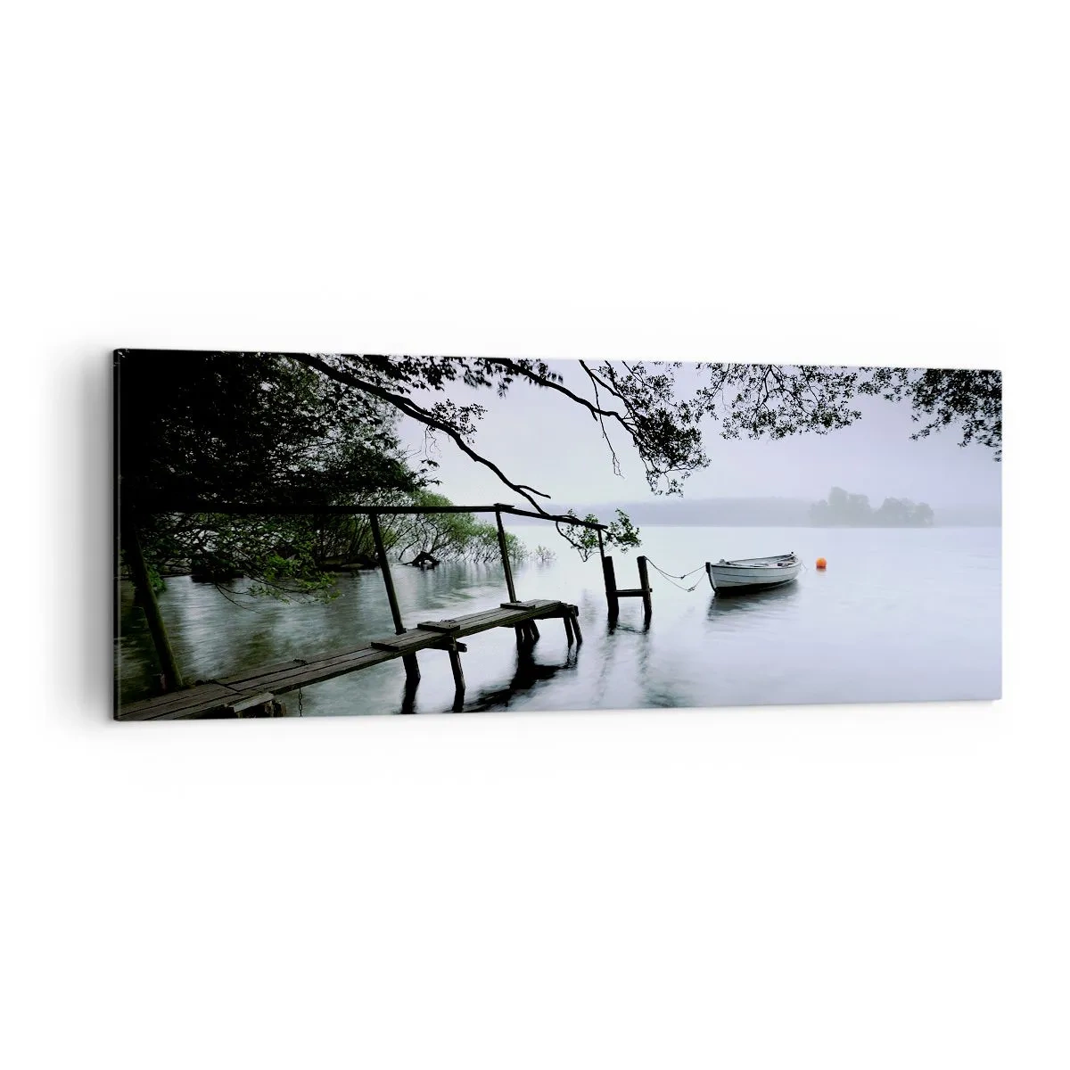 Bild auf Leinwand - Leinwandbild - Ein Steg über dem Wasser mit einem Boot im Hintergrund, umgeben von einer nebligen Landschaft - 140x50cm - Du ruhst dich schon aus - Moderne Wanddekoration für Wohnzimmer und Schlafzimmer ARTTOR