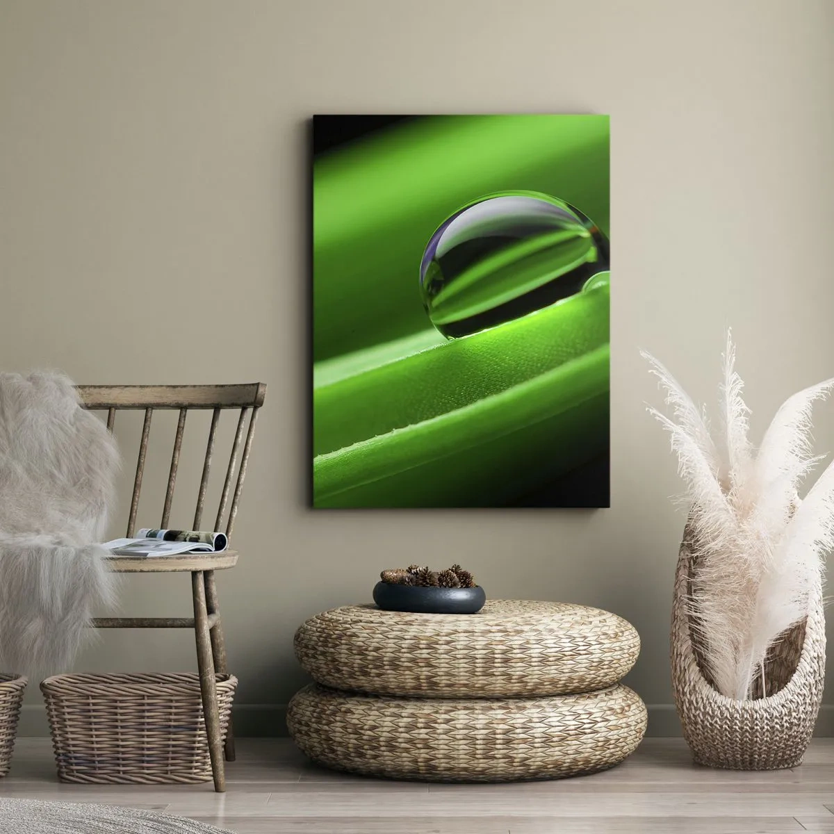 Bild auf Leinwand - Leinwandbild - Nahaufnahme eines Tautropfens auf einem grünen Blatt - 50x70cm - Leben hautnah - Moderne Wanddekoration für Wohnzimmer und Schlafzimmer ARTTOR