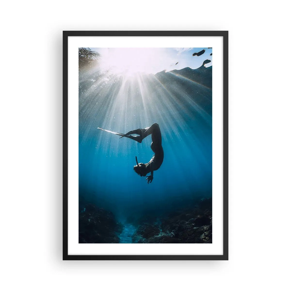 Poster in einem schwarzem Rahmen - Taucher in den Lichtstrahlen unter Wasser - 50x70cm - Tanz unter Wasser - Moderne Wanddekoration für Wohnzimmer und Schlafzimmer ARTTOR