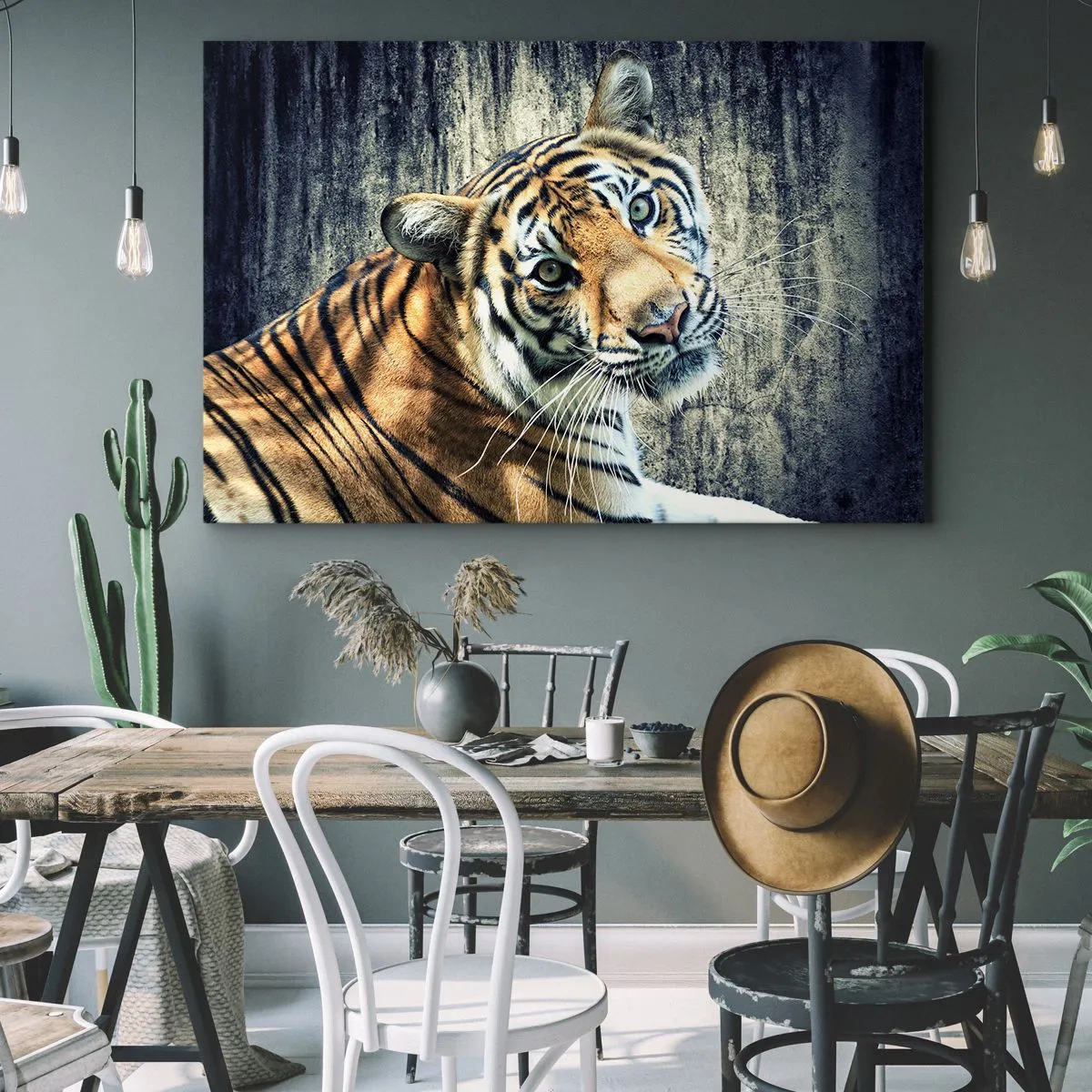 Bild auf Leinwand - Leinwandbild - Ein Tiger liegt an einer rauen Wand - 100x70cm - Portrait in Lichtstrahlen - Moderne Wanddekoration für Wohnzimmer und Schlafzimmer ARTTOR
