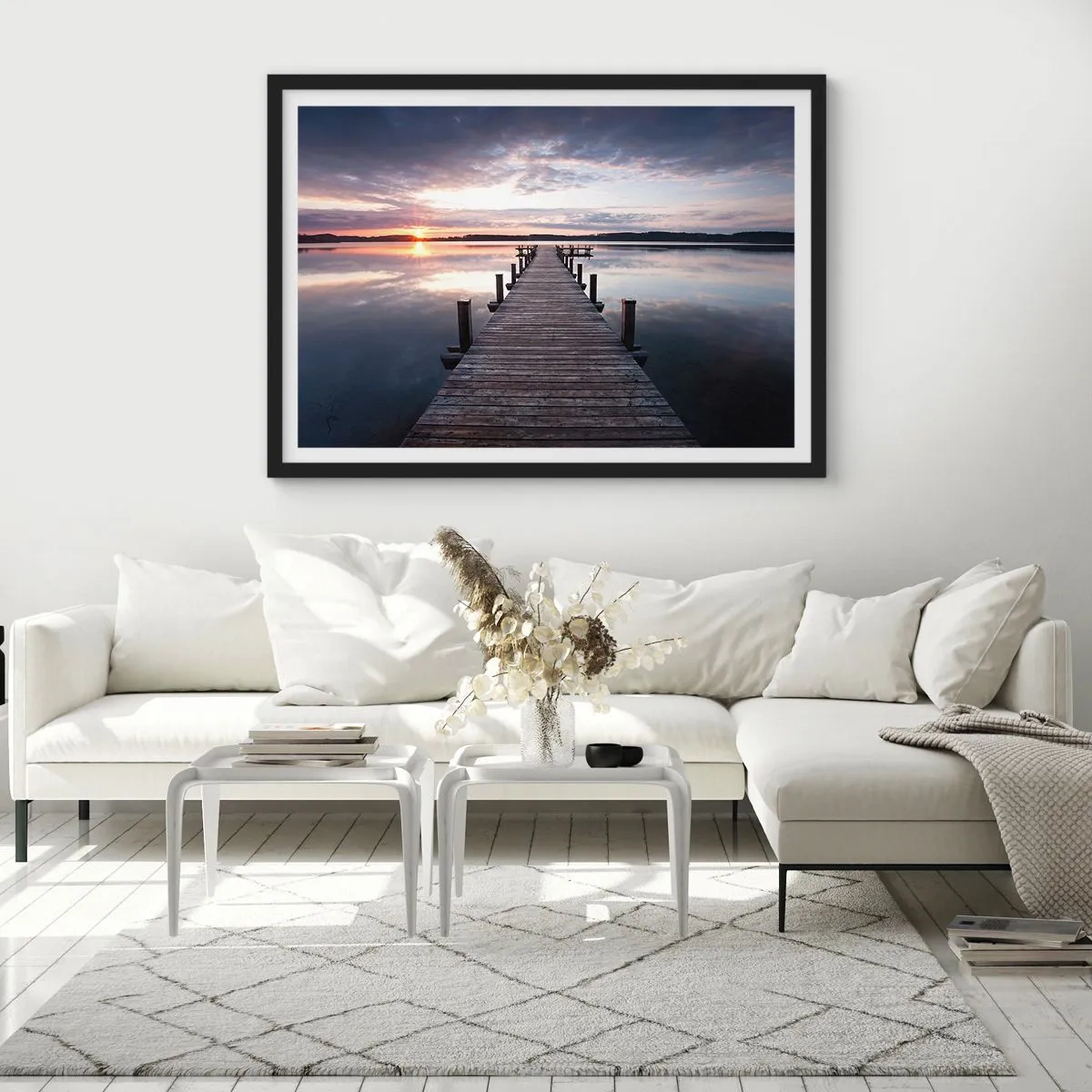 Poster in einem schwarzem Rahmen - Ein Pier an einem See bei Sonnenuntergang in einer friedlichen Landschaft - 100x70cm - Eine stille Grenze zwischen Tag und Nacht - Moderne Wanddekoration für Wohnzimmer und Schlafzimmer ARTTOR