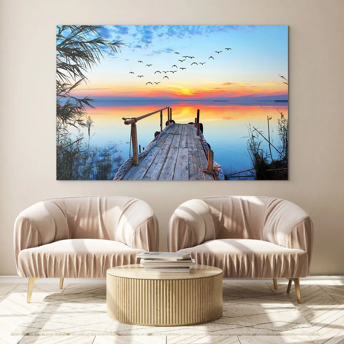 Glasbild - Bild auf glas - Ein Holzsteg über einem See bei Sonnenuntergang mit einem Vogelschwarm, der über uns fliegt - 100x70cm - Es ist Zeit, zurückzukehren ... - Moderne Wanddekoration für Wohnzimmer und Schlafzimmer ARTTOR