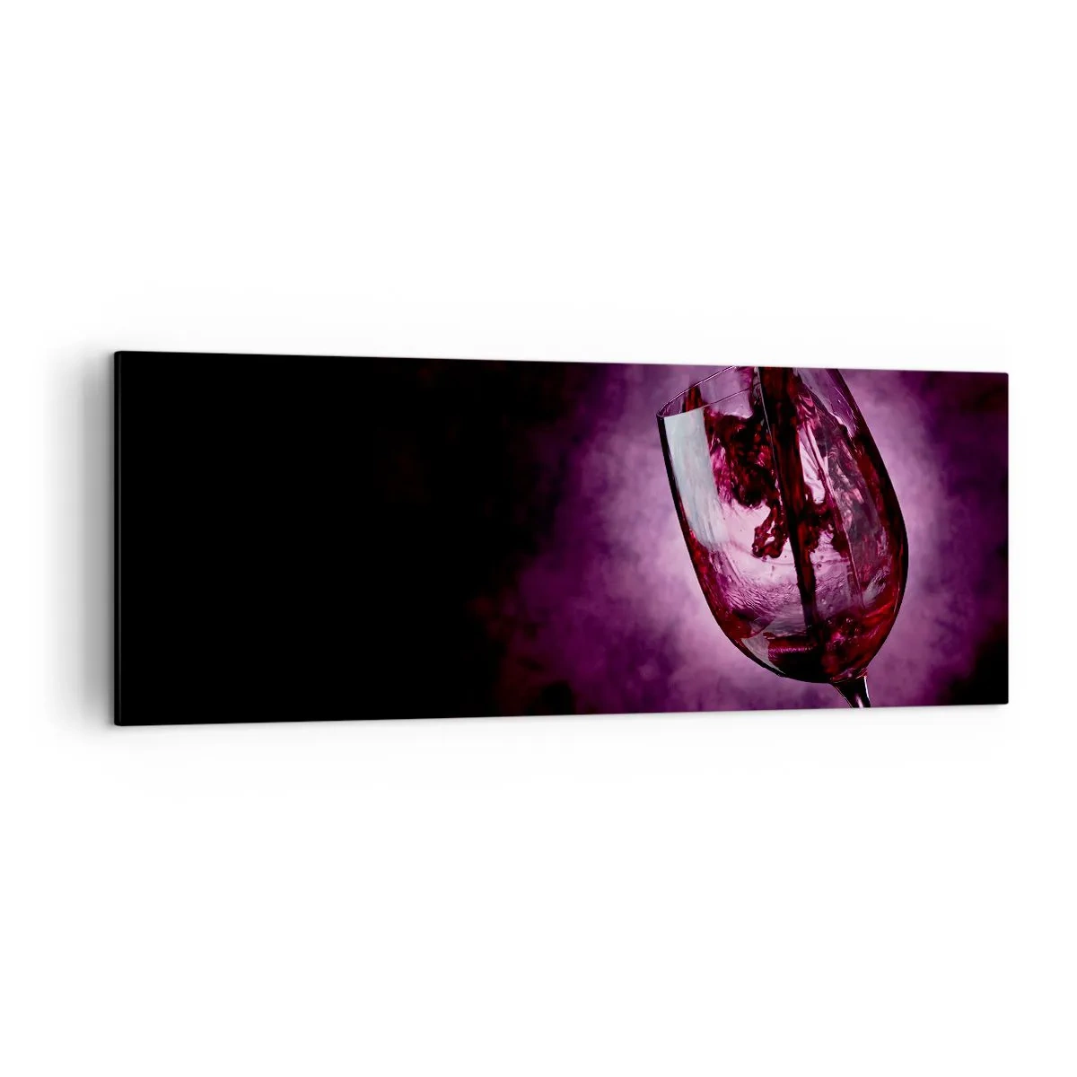Bild auf Leinwand - Leinwandbild - Rotwein wird vor violettem Rauch in ein Glas gegossen - 140x50cm - Scharlachrot? Karminrot? Nein, Rubin. - Moderne Wanddekoration für Wohnzimmer und Schlafzimmer ARTTOR