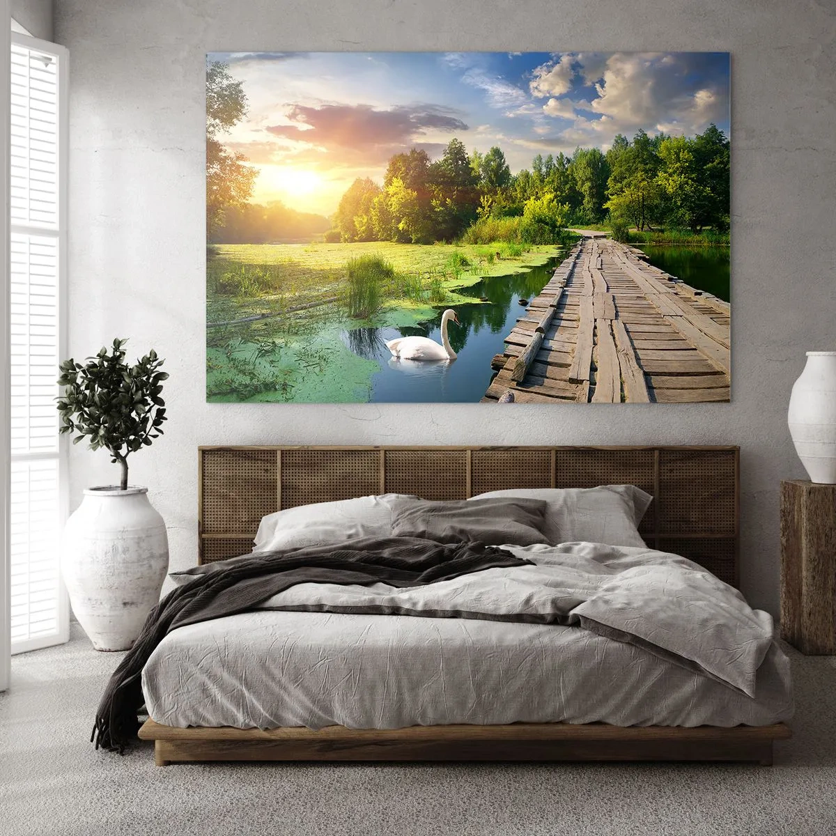 Glasbild - Bild auf glas - Holzsteg über einem See mit einem Schwan bei Sonnenuntergang - 70x50cm - Sommer, Sommer überall - Moderne Wanddekoration für Wohnzimmer und Schlafzimmer ARTTOR