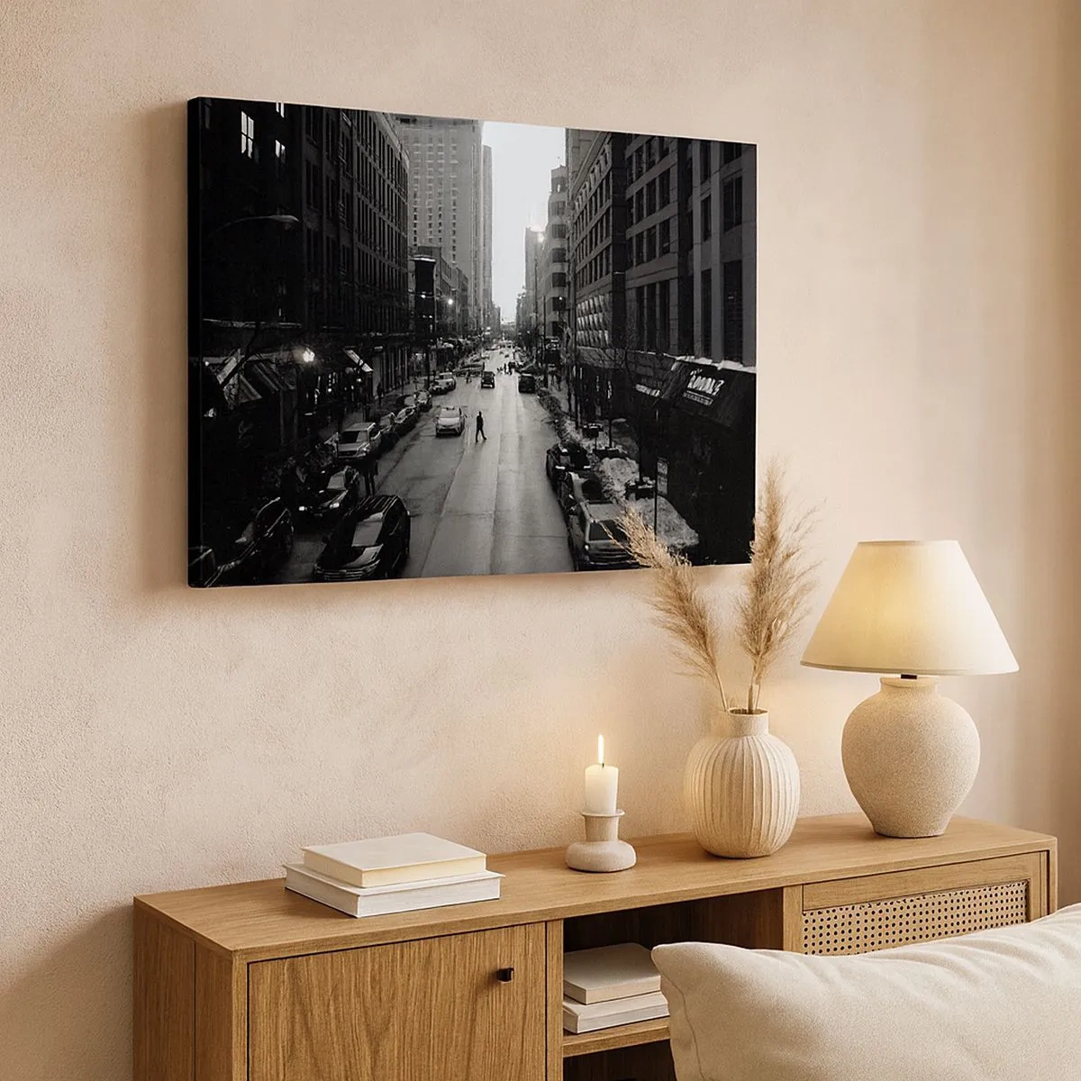 Bild auf Leinwand - Leinwandbild - Eine schwarz-weiße Straße mitten in der Stadt mit Autos und Fußgängern - 70x50cm - Ein weiterer Tag wie jeder andere Tag - Moderne Wanddekoration für Wohnzimmer und Schlafzimmer ARTTOR