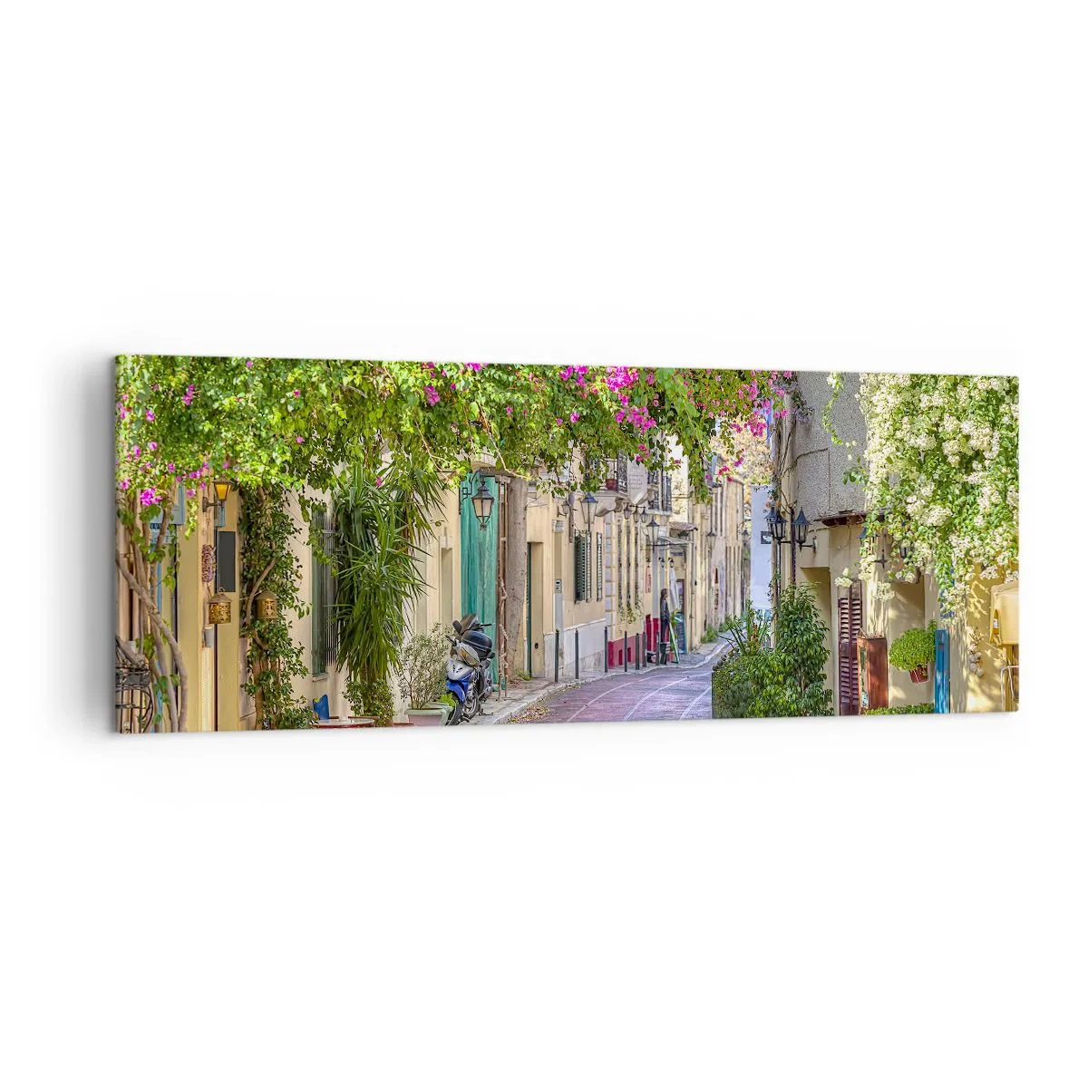Bild auf Leinwand - Leinwandbild - Eine charmante Straße mit blühenden Weinreben und Cafétischen - 140x50cm - Blühende Gasse - Moderne Wanddekoration für Wohnzimmer und Schlafzimmer ARTTOR