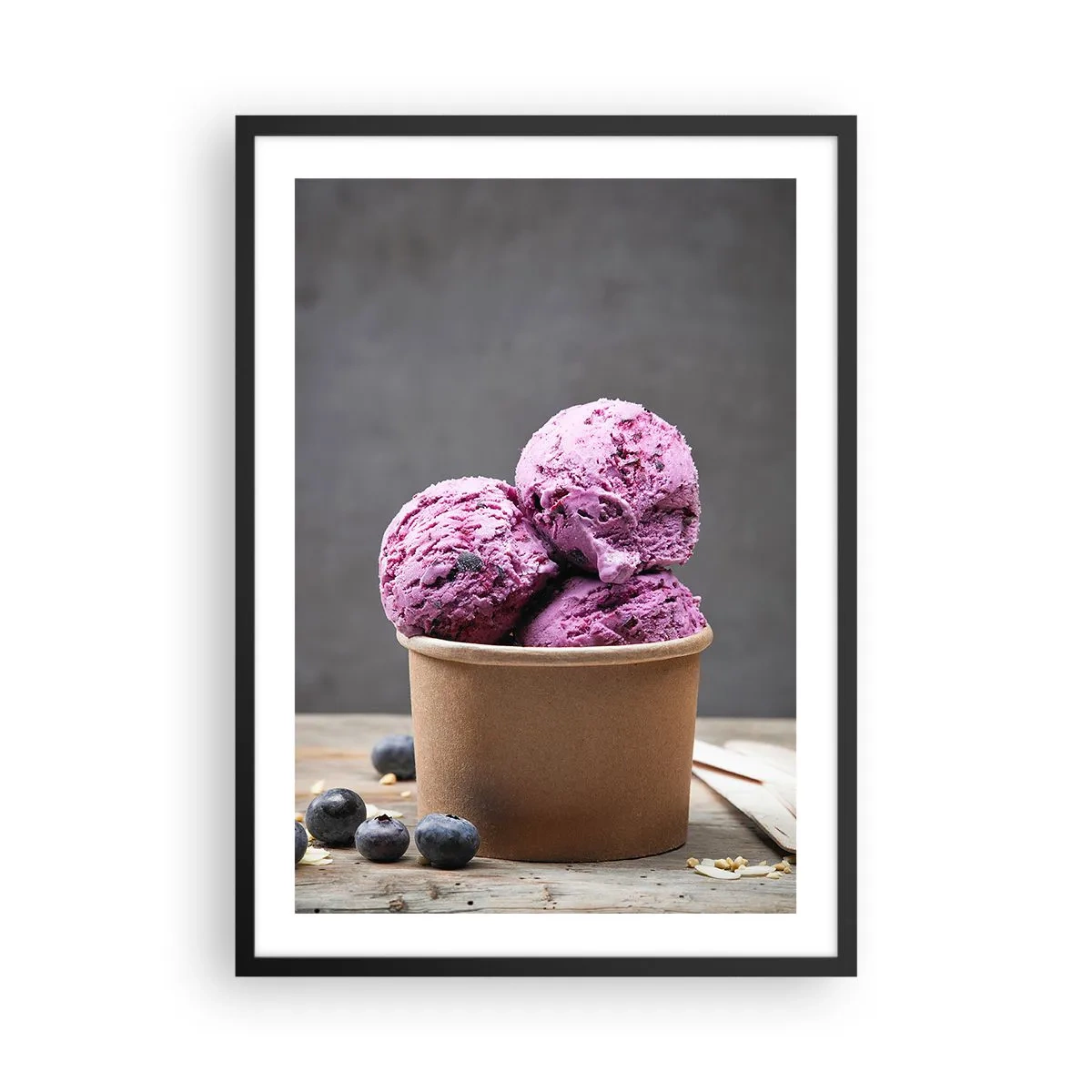 Poster in einem schwarzem Rahmen - Kugeln Blaubeereis im Pappbecher - 50x70cm - Süße und Kälte - Moderne Wanddekoration für Wohnzimmer und Schlafzimmer ARTTOR