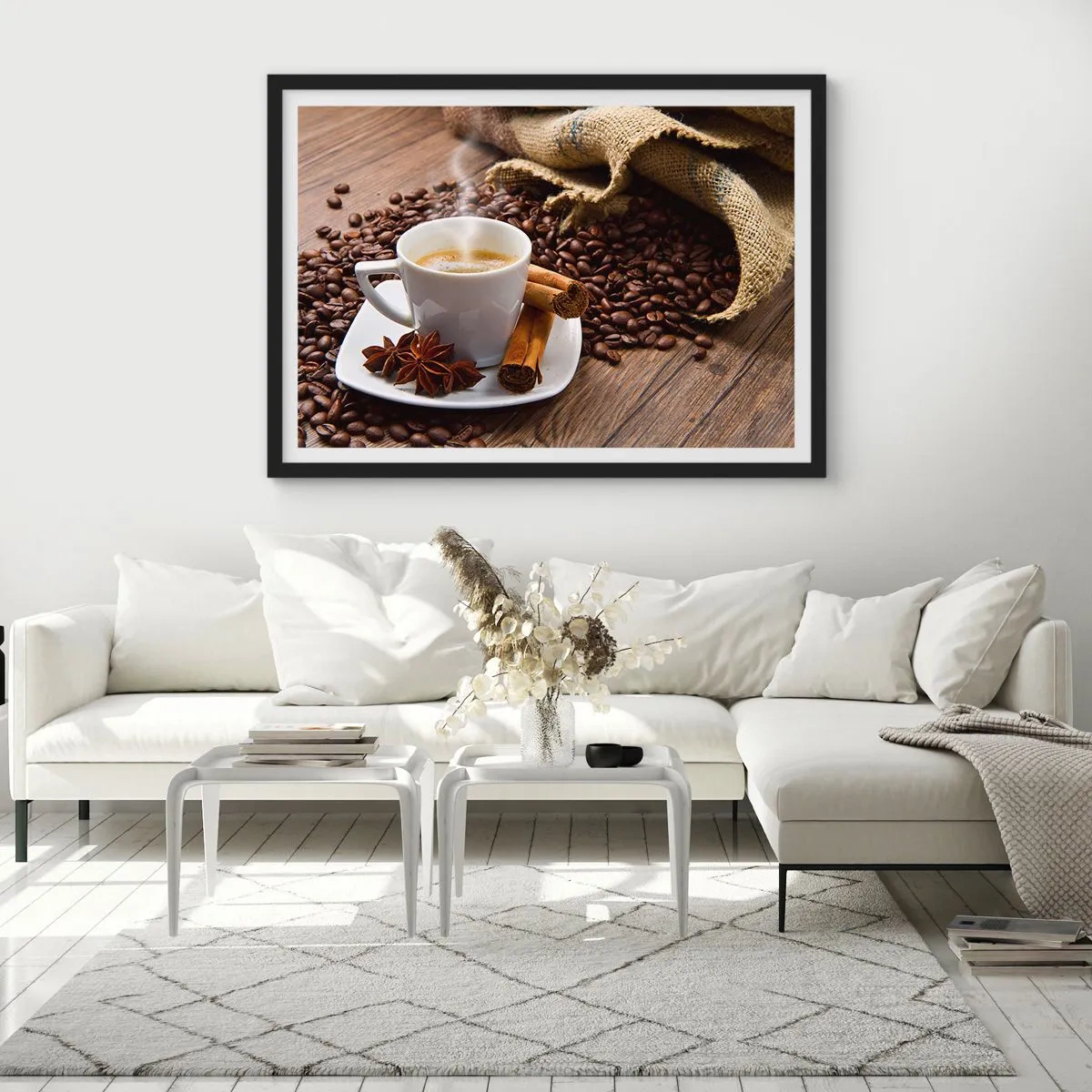 Poster in einem schwarzem Rahmen - Eine Tasse Kaffee mit Zimt und Anis auf einem Hintergrund aus Kaffeebohnen - 100x70cm - Würziger Geschmack und Aroma - Moderne Wanddekoration für Wohnzimmer und Schlafzimmer ARTTOR