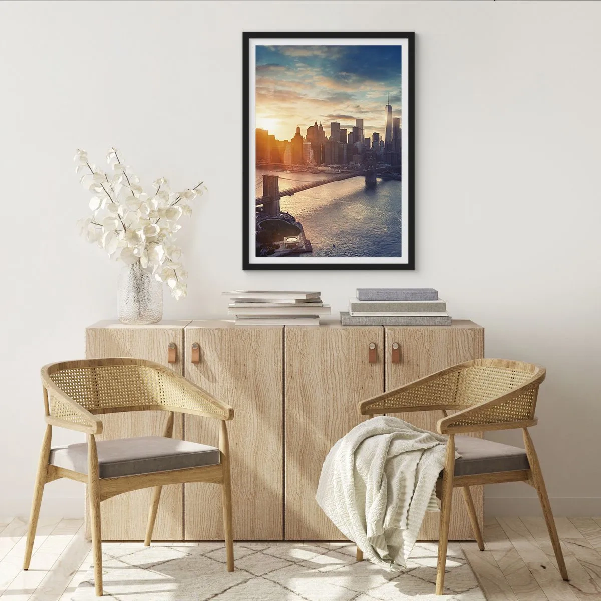 Poster in einem schwarzem Rahmen - Blick auf Manhattan bei Sonnenuntergang mit der Brooklyn Bridge - 50x70cm - Westliches Kulturdenkmal - Moderne Wanddekoration für Wohnzimmer und Schlafzimmer ARTTOR