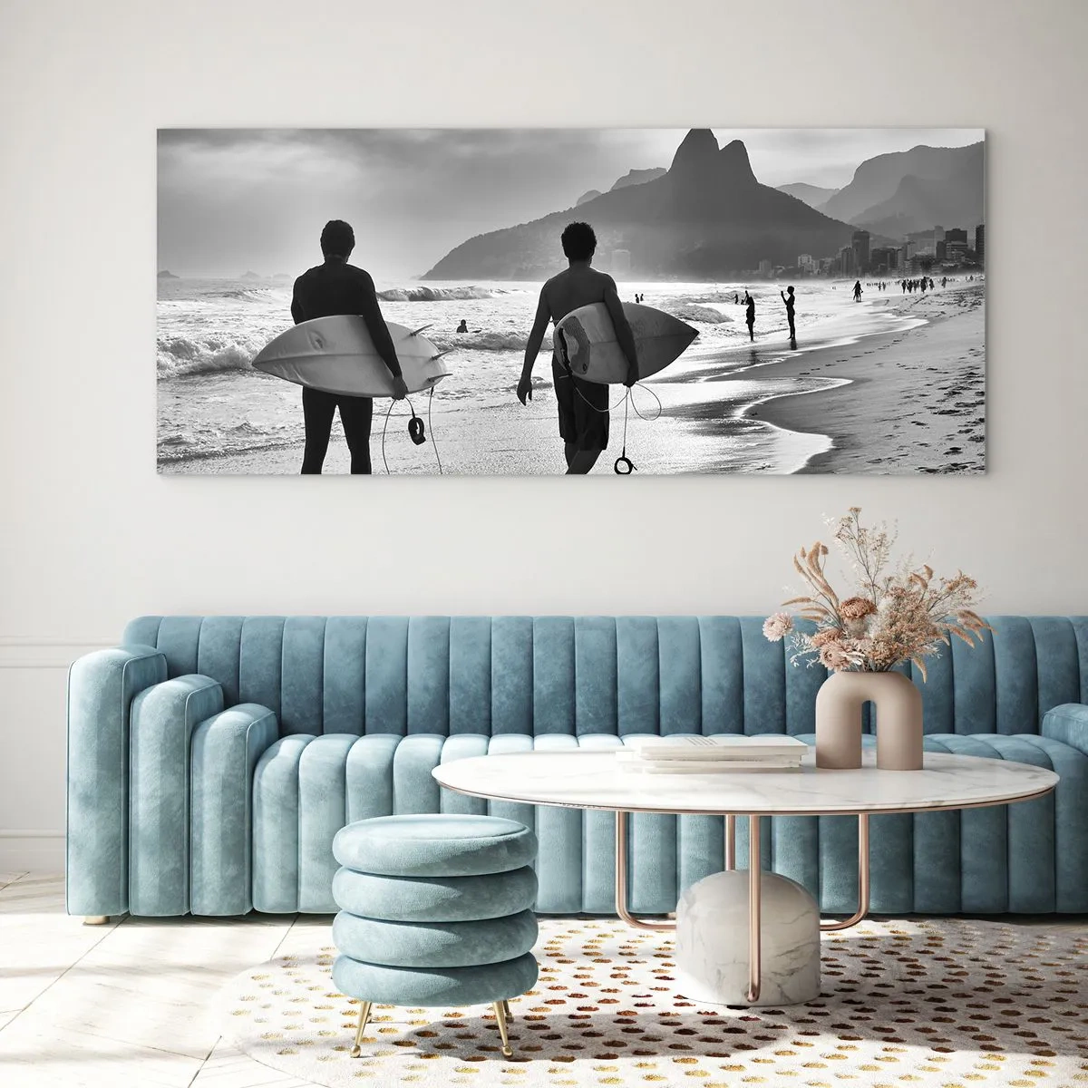 Glasbild - Bild auf glas - Zwei Surfer laufen mit ihren schwarz-weißen Brettern am Strand entlang. - 140x50cm - Single-Wave-Samba - Moderne Wanddekoration für Wohnzimmer und Schlafzimmer ARTTOR