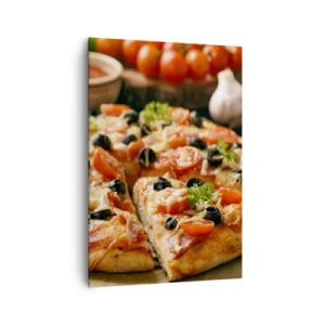 Bild auf Leinwand - Leinwandbild - Pizza mit Tomaten, Oliven und frischen Kräutern auf dem Tisch - 70x100cm - Du bist schon wieder davongekommen - Moderne Wanddekoration für Wohnzimmer und Schlafzimmer ARTTOR