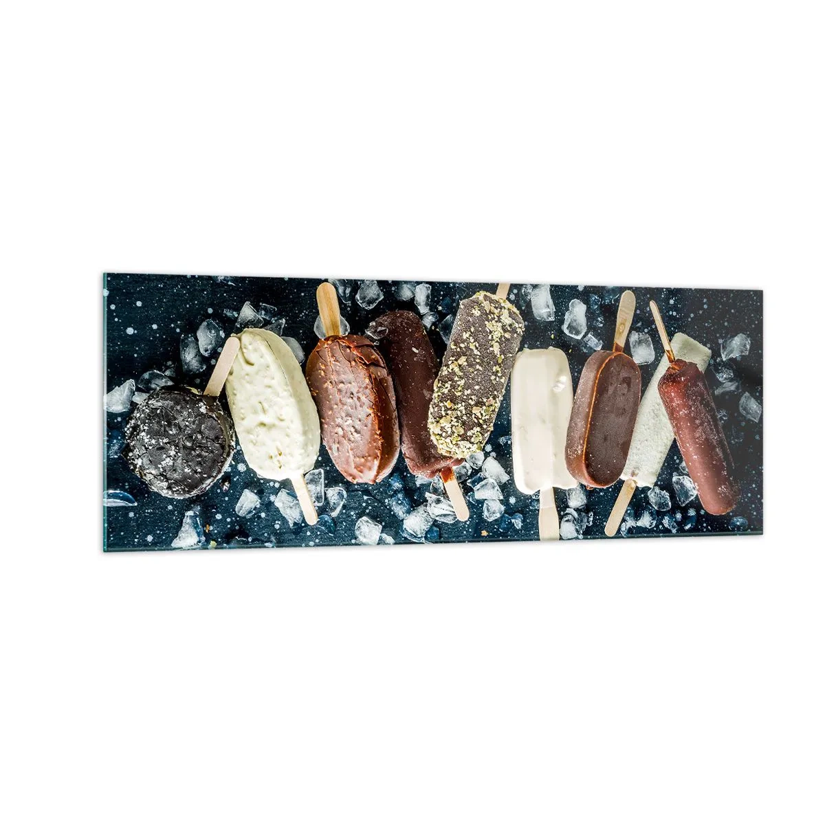 Glasbild - Bild auf glas - Bunte Eislutscher auf Eis mit dunklem Hintergrund angeordnet - 140x50cm - Geschmack des heißen Sommers - Moderne Wanddekoration für Wohnzimmer und Schlafzimmer ARTTOR