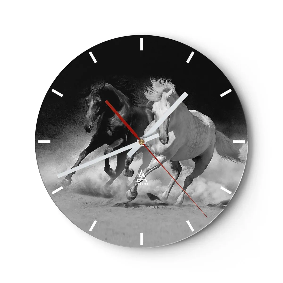 Wanduhr - Glasuhr - Ein schwarz-weißes Motiv von galoppierenden Pferden vor einem staubigen Hintergrund. - 30x30cm - Galopp der Freiheit - Moderne Wanddekoration für Wohnzimmer, Küche und Schlafzimmer ARTTOR