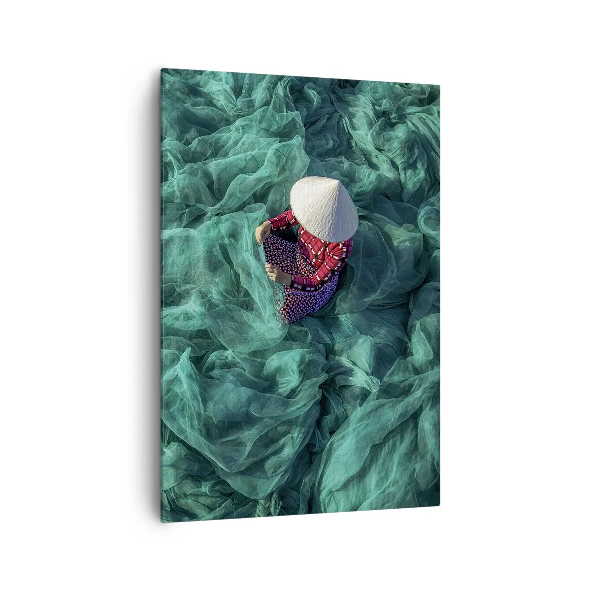 Bild auf Leinwand - Leinwandbild - Eine Person mit Hut zwischen grünen Fischernetzen - 70x100cm - In einem Meer aus Netzen - Moderne Wanddekoration für Wohnzimmer und Schlafzimmer ARTTOR