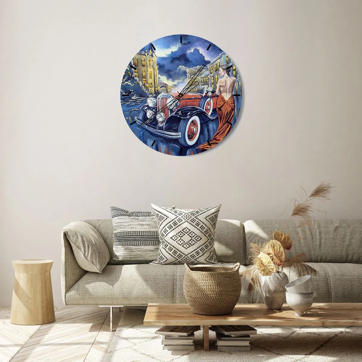Wanduhr - Glasuhr - Eine Frau in einem orangefarbenen Kleid neben einem Retro-Auto mit einer Stadt im Hintergrund. - 30x30cm - Nocturne in Blau und Koralle - Moderne Wanddekoration für Wohnzimmer, Küche und Schlafzimmer ARTTOR