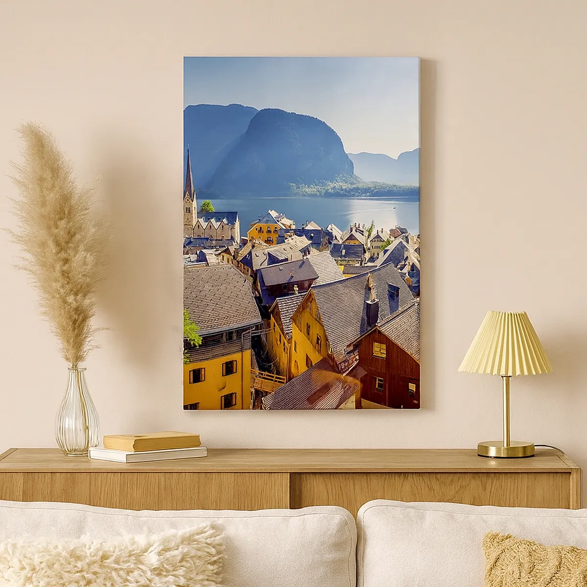 Bild auf Leinwand - Leinwandbild - Ein malerisches Dorf an einem See, umgeben von Bergen an einem sonnigen Tag - 50x70cm - Es könnte nicht malerischer sein - Moderne Wanddekoration für Wohnzimmer und Schlafzimmer ARTTOR