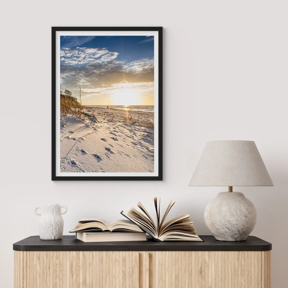Poster in einem schwarzem Rahmen - Ein Sandstrand, beleuchtet von der untergehenden Sonne - 50x70cm - Einladung zu einem Spaziergang - Moderne Wanddekoration für Wohnzimmer und Schlafzimmer ARTTOR